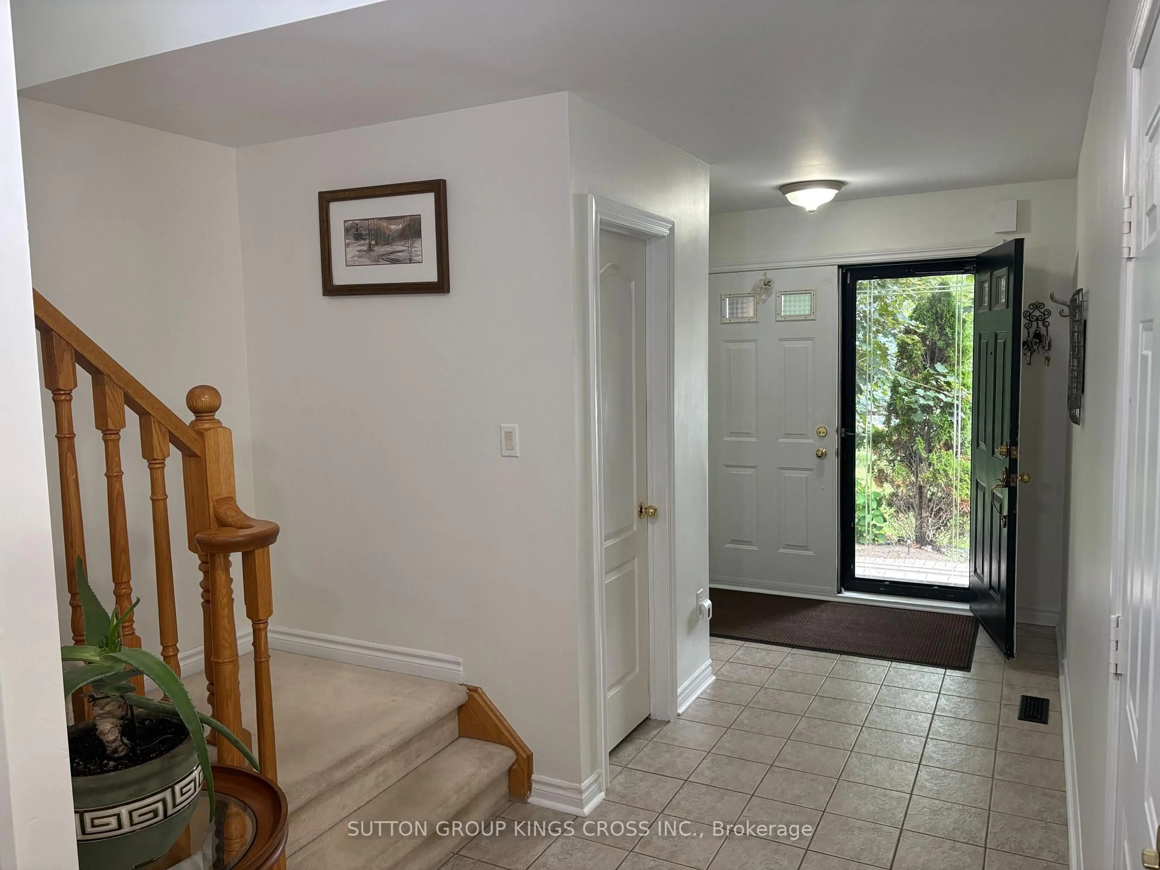 Indoor entryway for 63 Mistleflower Crt, Richmond Hill Ontario L4E 3T9