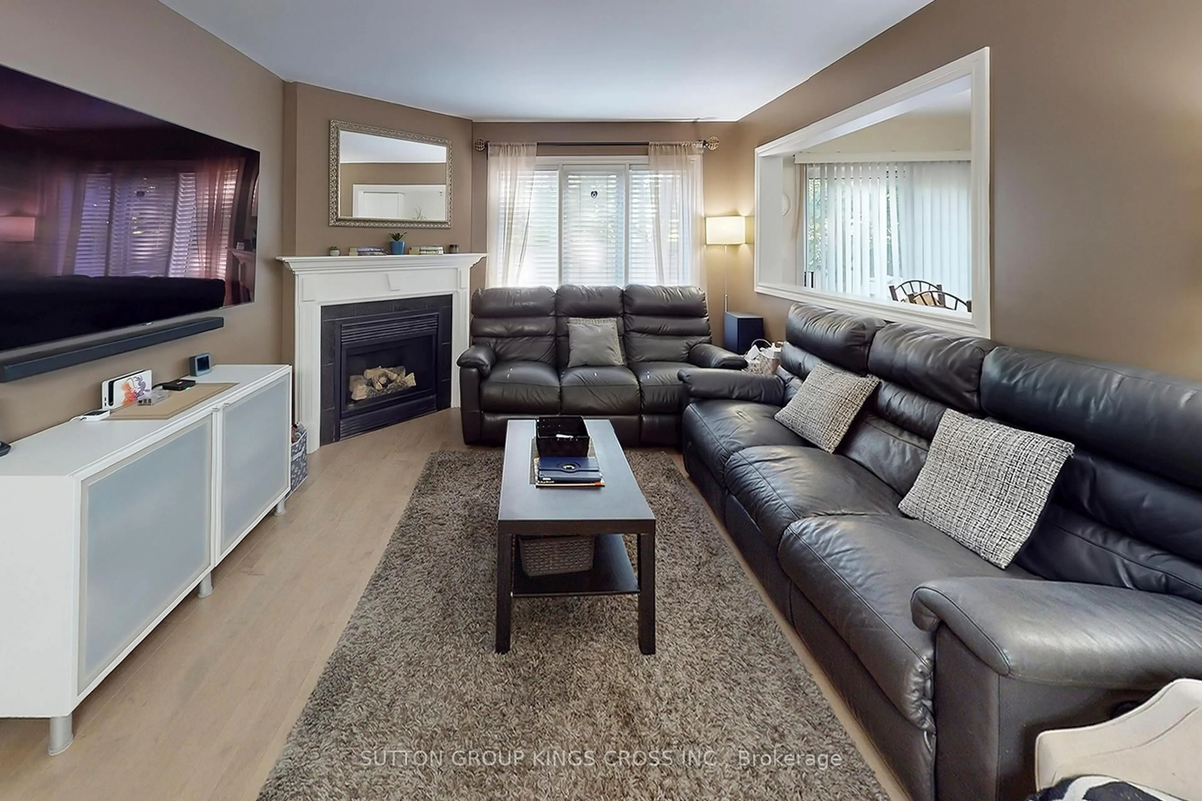 Living room with furniture, unknown for 63 Mistleflower Crt, Richmond Hill Ontario L4E 3T9