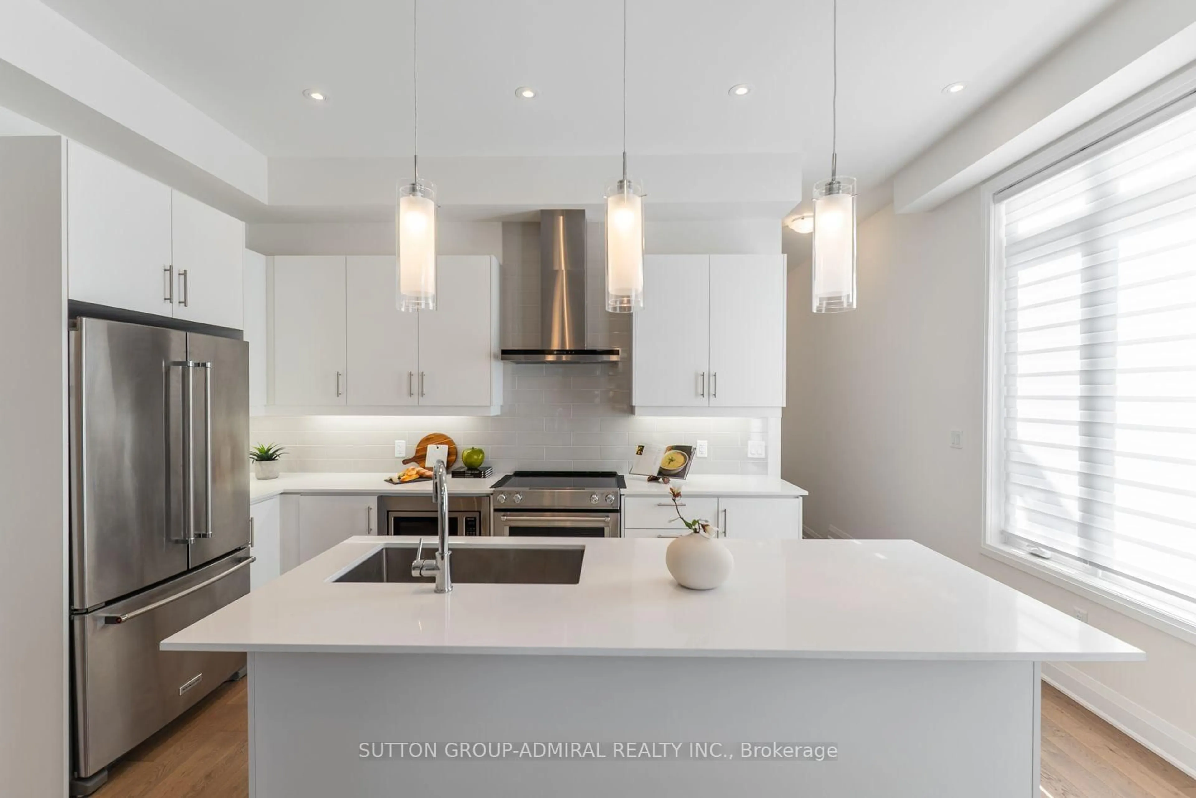 Contemporary kitchen, unknown for 2 Lois Torrance Tr, Uxbridge Ontario L9P 0R9