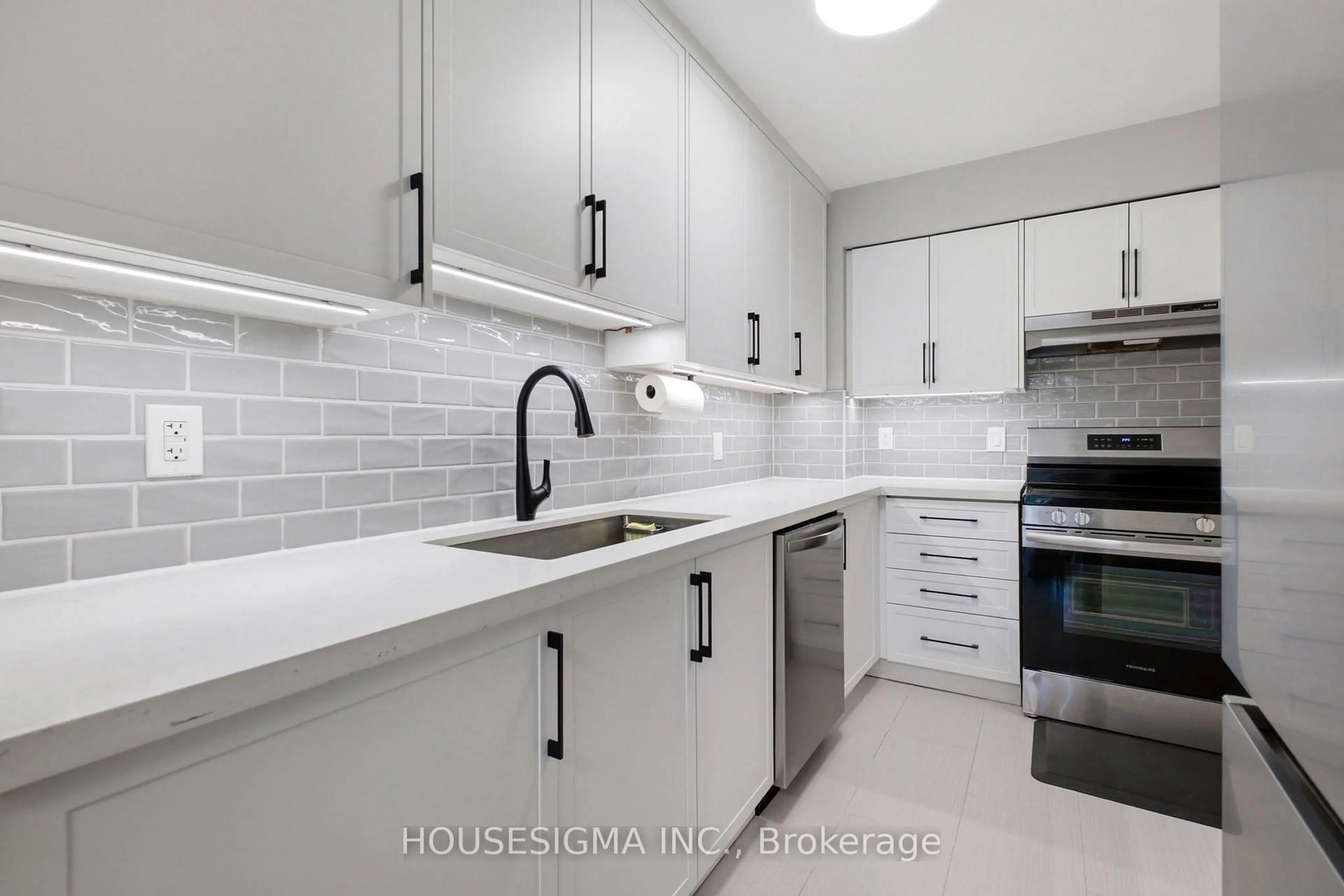 Unknown for 32 Church St #305, King Ontario L0G 1T0