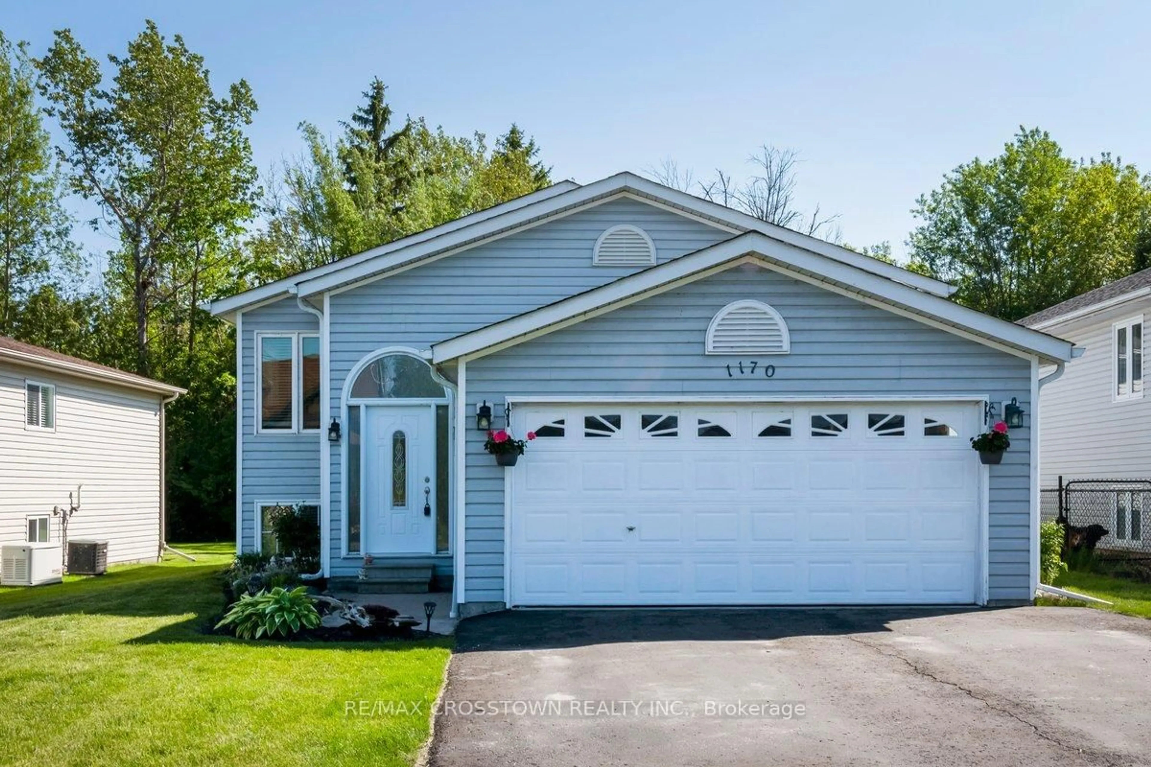 Home with vinyl exterior material, street for 1170 Arnold St, Innisfil Ontario L0L 1W0