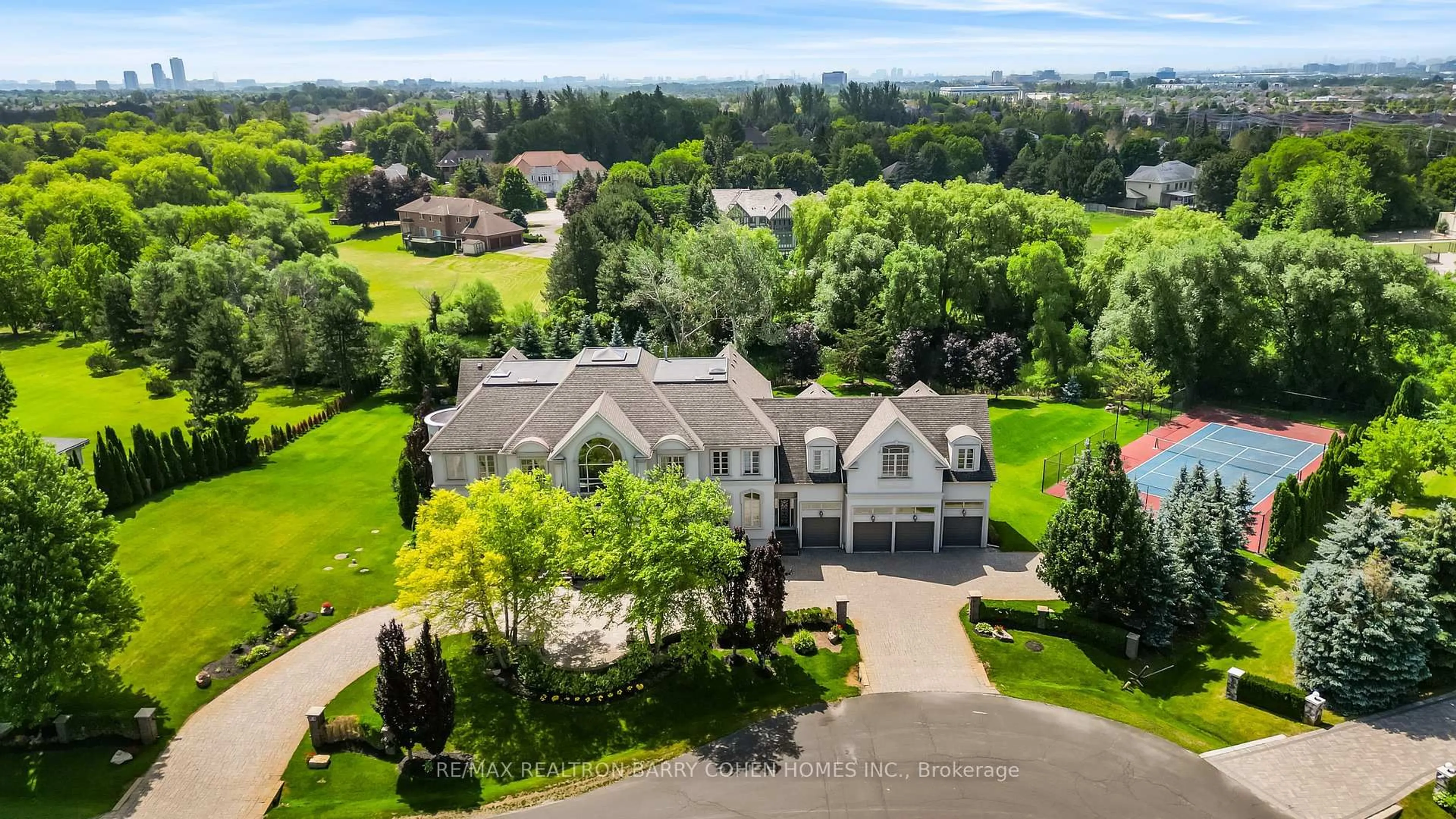 A pic from outside/outdoor area/front of a property/back of a property/a pic from drone, unknown for 15 Sylvia Crt, Markham Ontario L6C 1B1