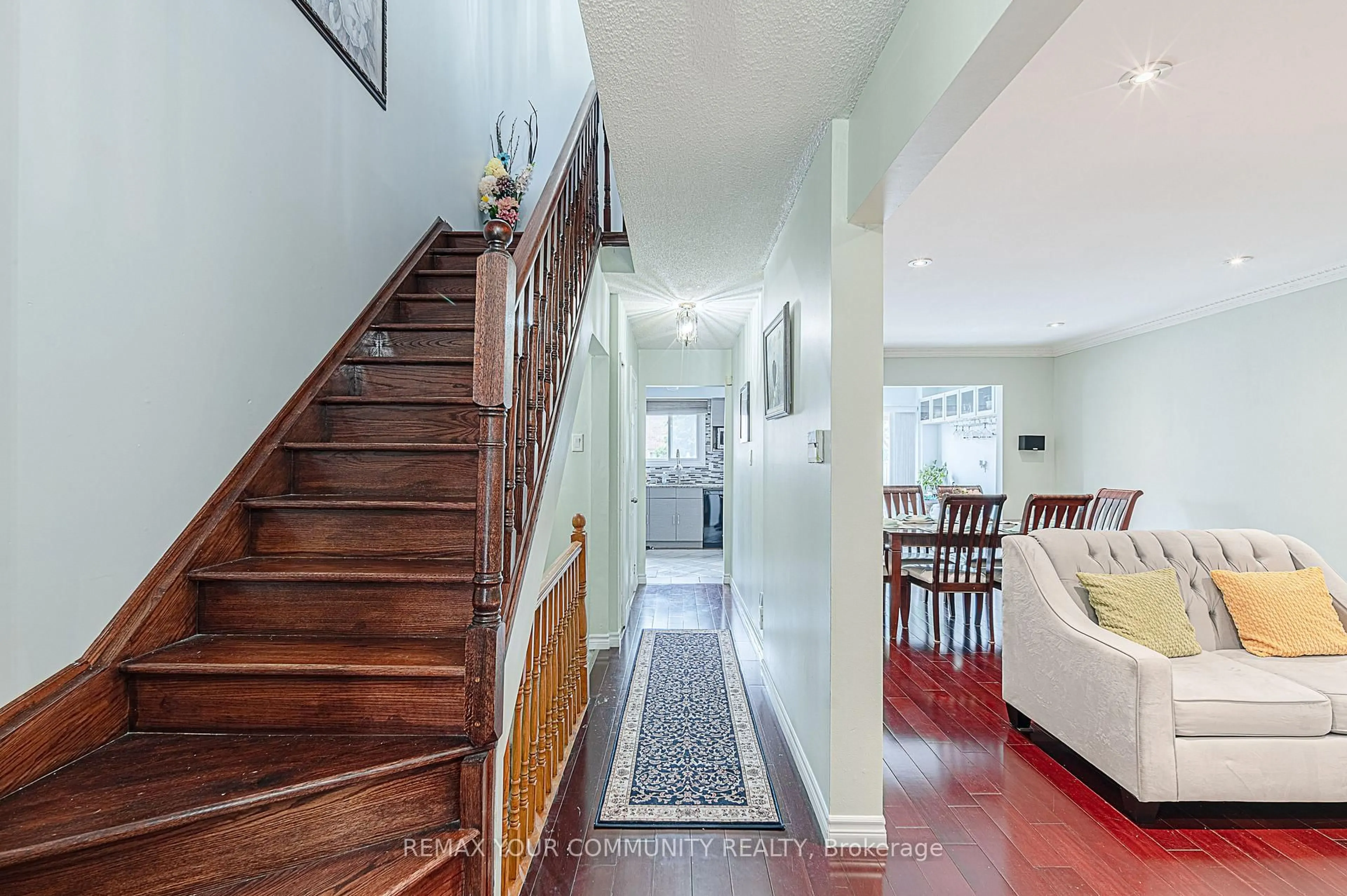 Indoor foyer for 66 Trafford Cres, Markham Ontario L3R 7J2