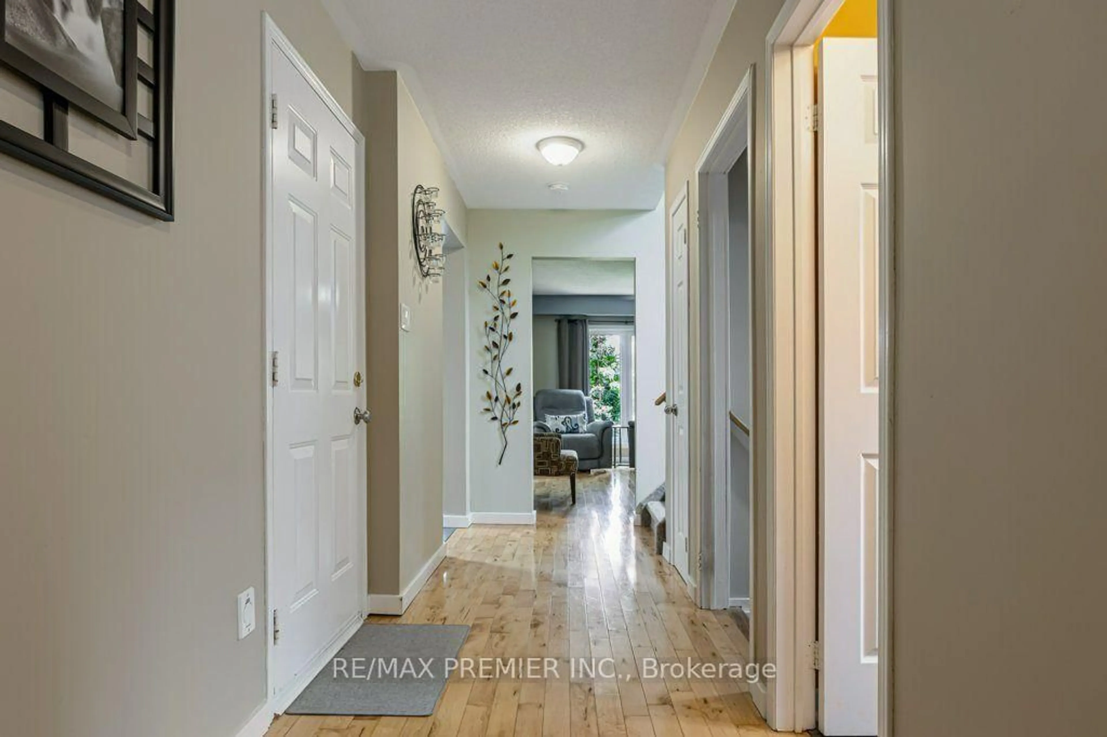 Indoor entryway for 93 Kate Aitken Cres, New Tecumseth Ontario L0G 1A0