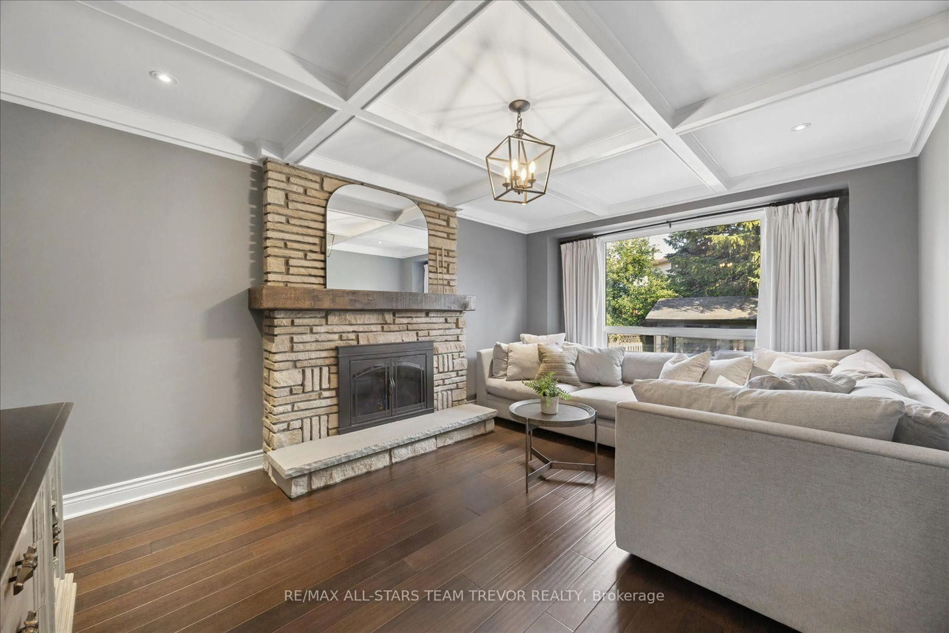 Living room with furniture, unknown for 30 Laurendale Ave, Georgina Ontario L4P 4A8