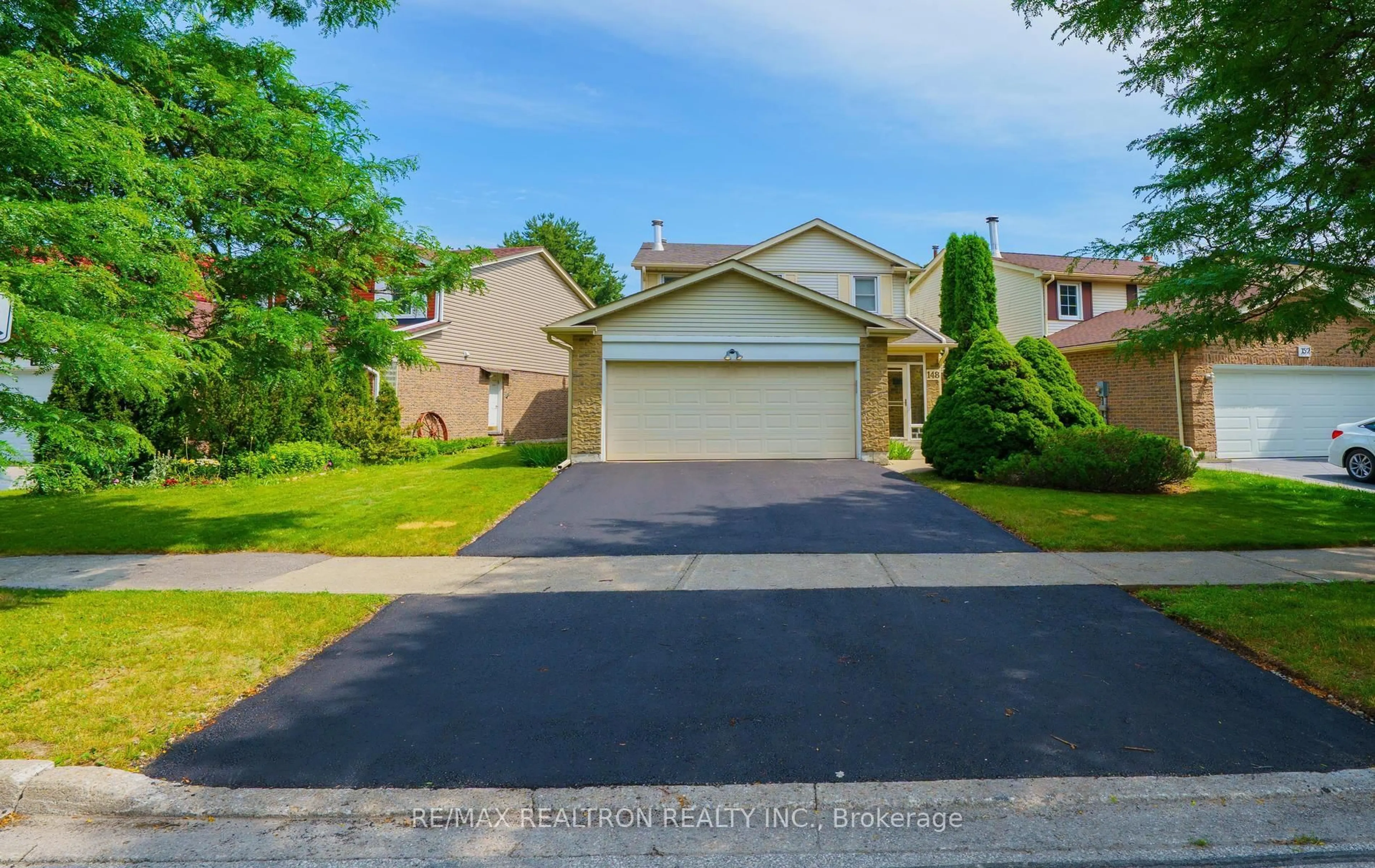 A pic from outside/outdoor area/front of a property/back of a property/a pic from drone, street for 148 Mullen Dr, Vaughan Ontario L4J 2V3
