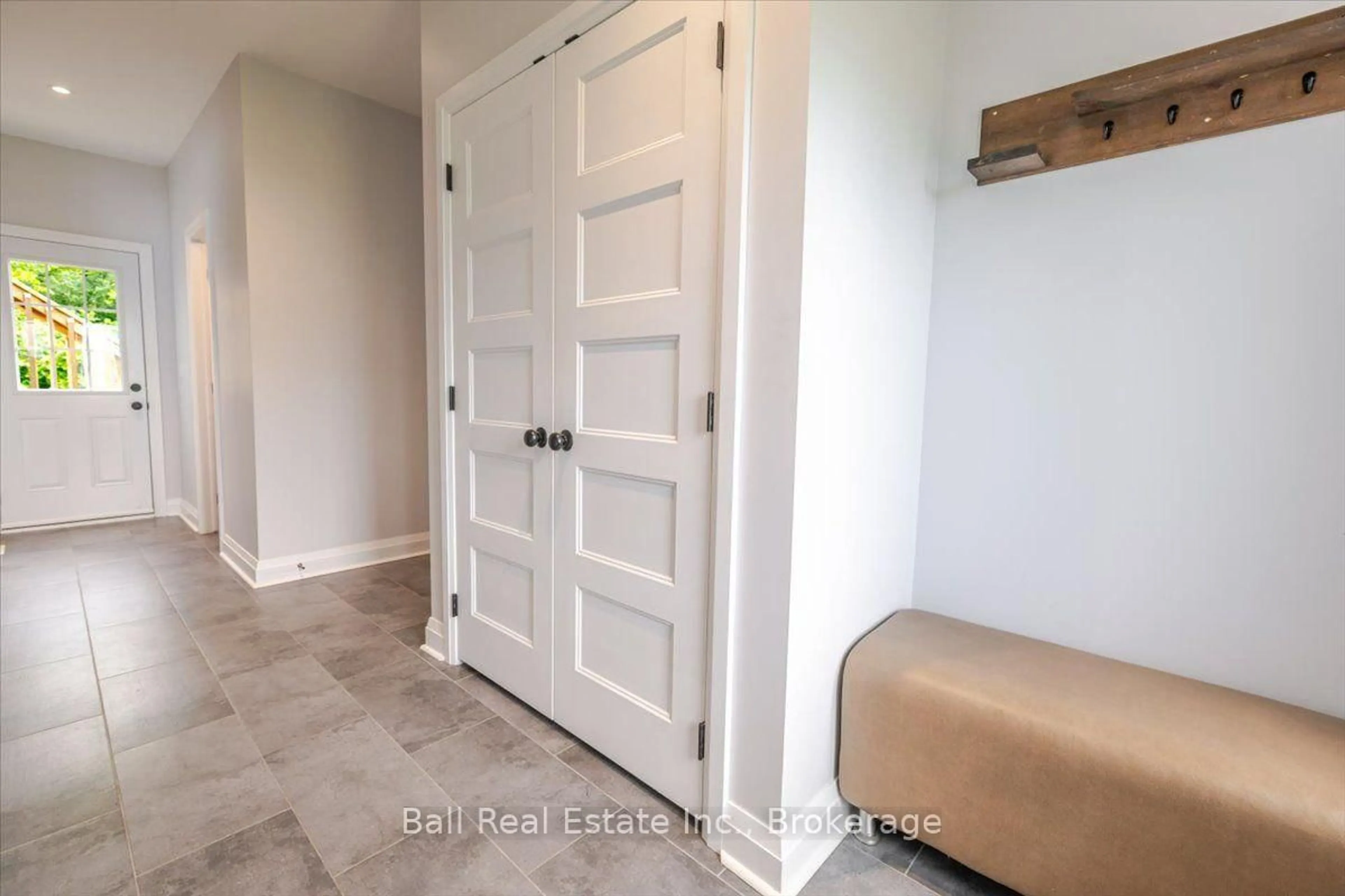 Indoor entryway for 47 Easy St, Georgina Ontario L0E 1N0