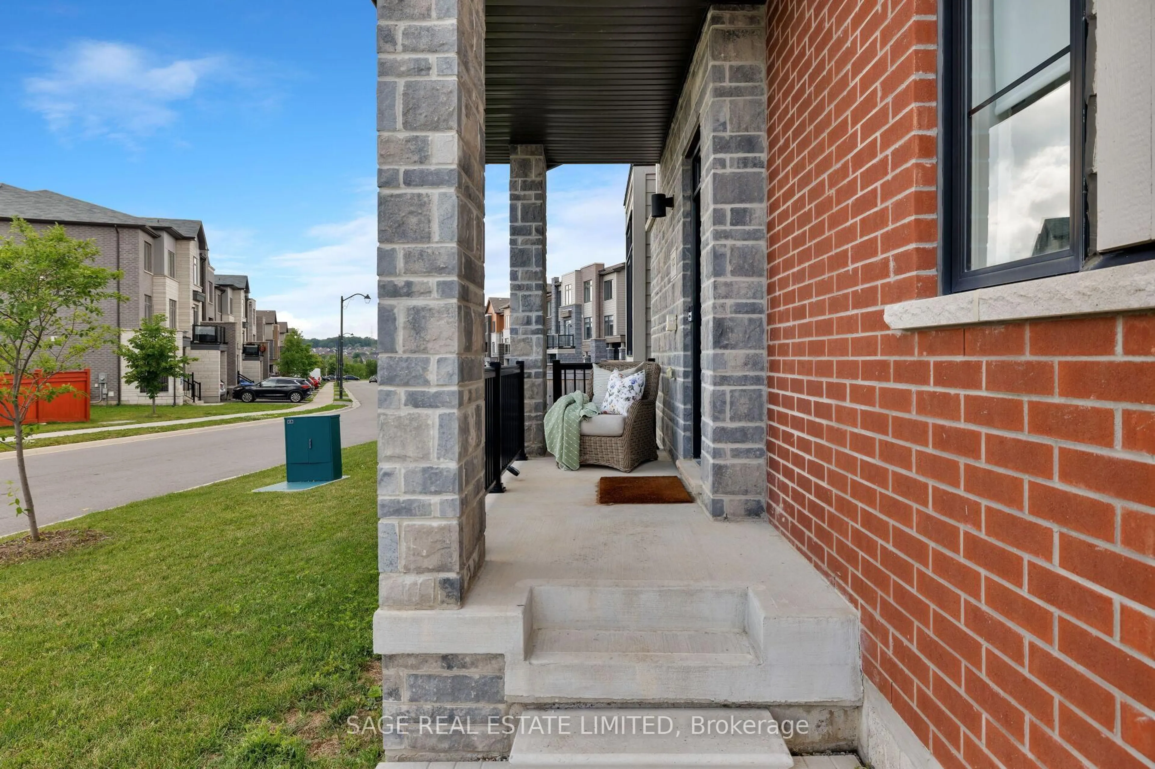 Patio, street for 199 Tango Cres, Newmarket Ontario L3X 0K5