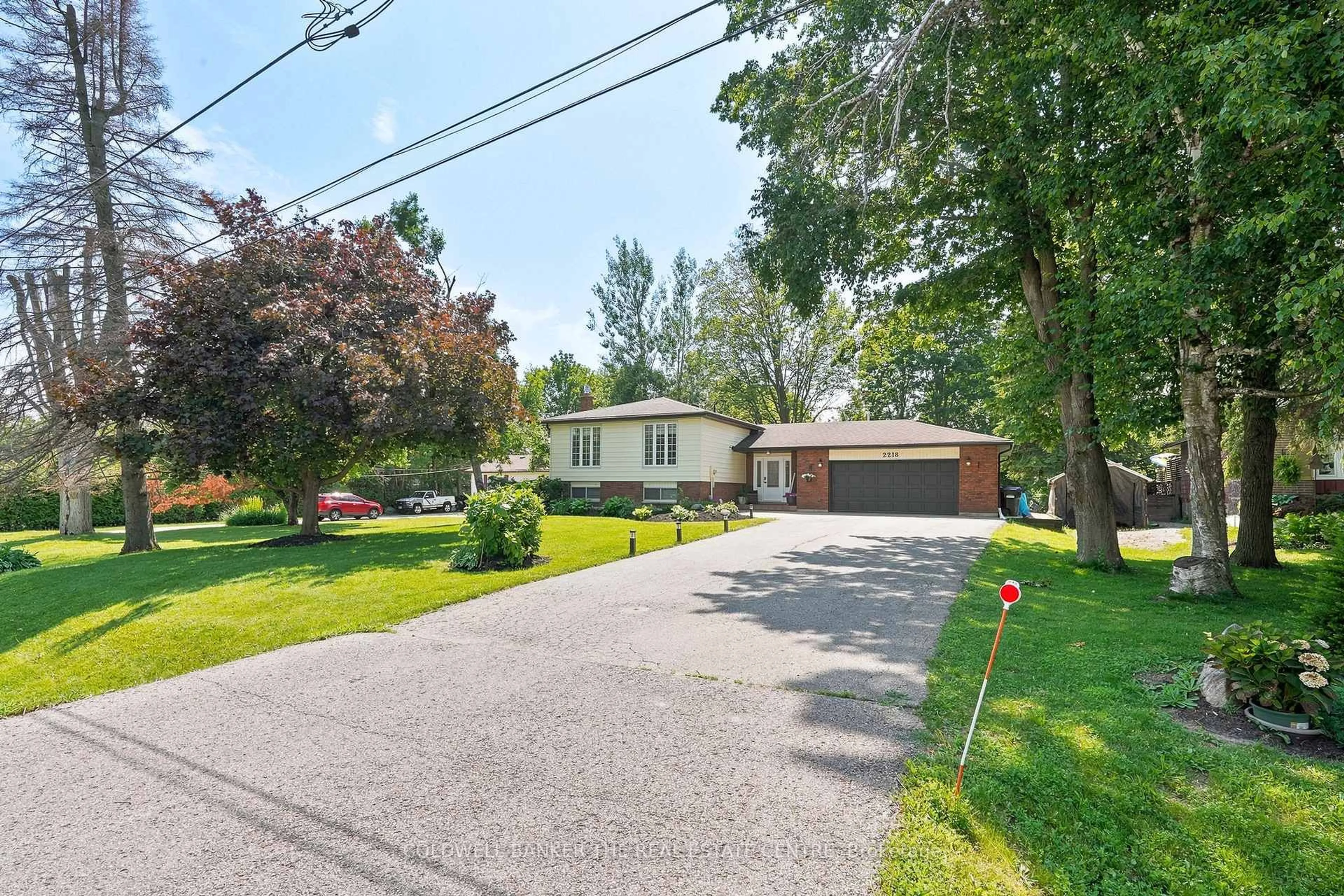 A pic from outside/outdoor area/front of a property/back of a property/a pic from drone, street for 2218 Mildred Ave, Innisfil Ontario L9S 2B9