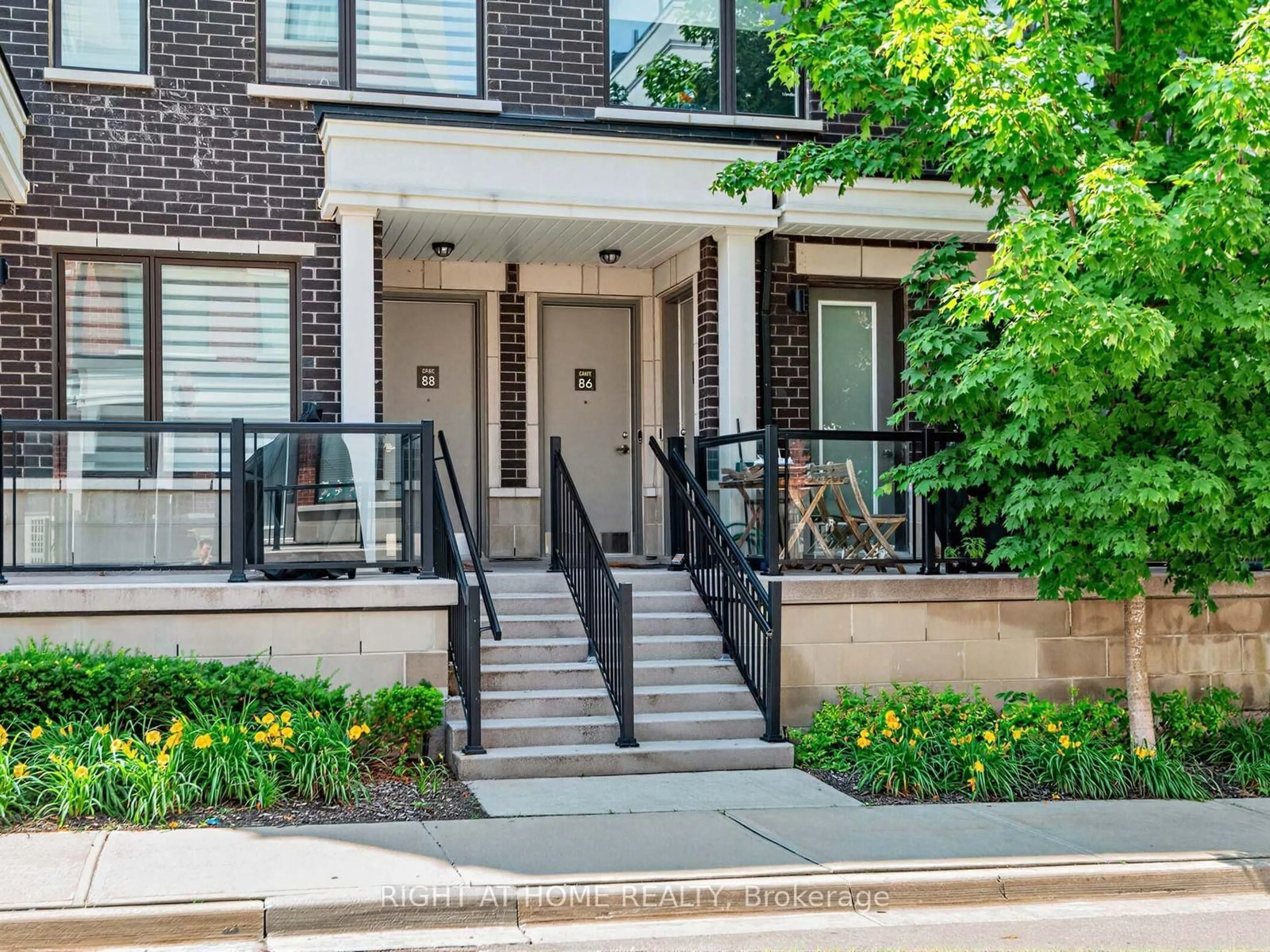 Home with brick exterior material, street for 400 Alex Gardner Circ #86, Aurora Ontario L4G 3G5