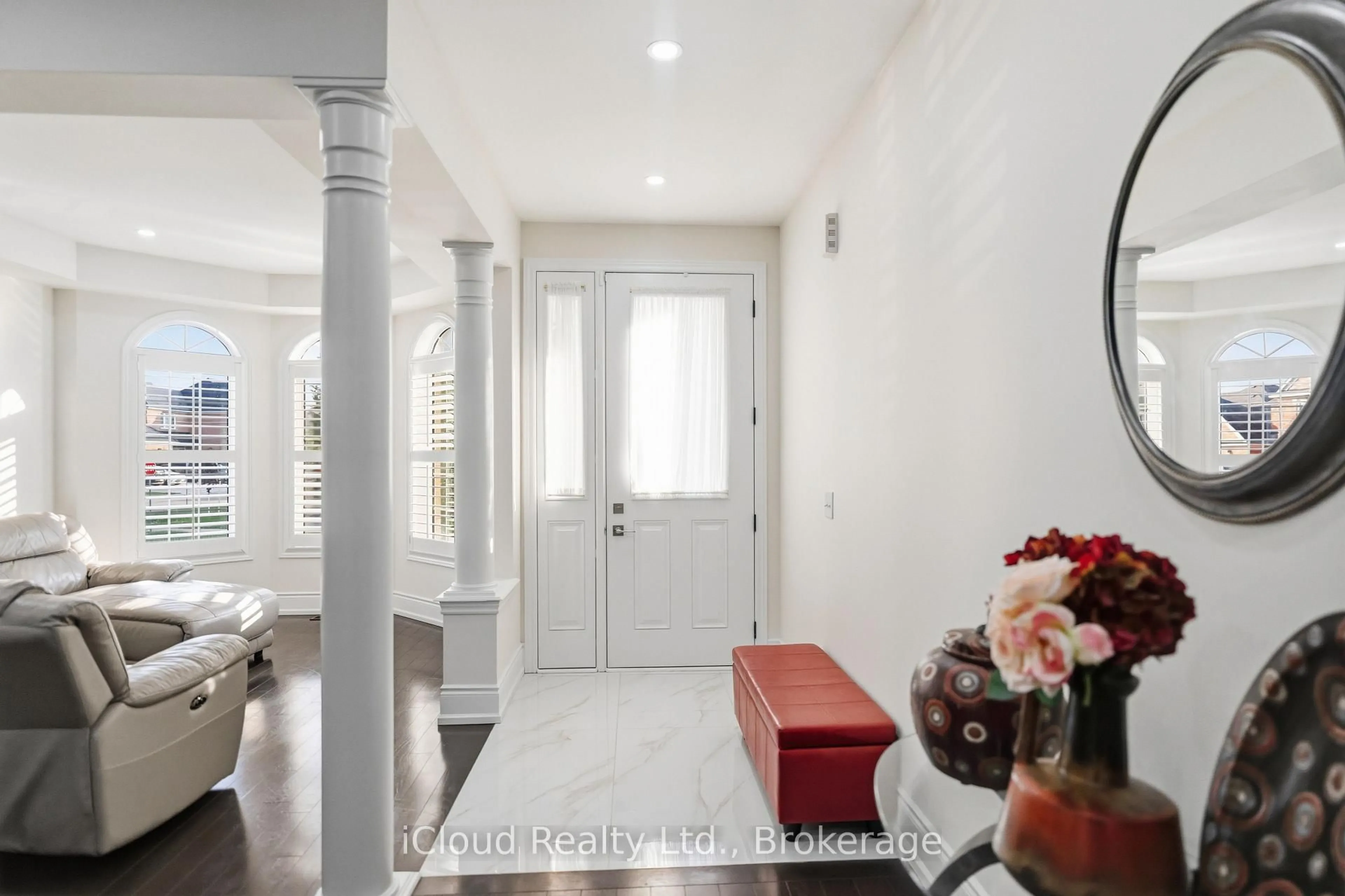 Indoor entryway for 5 Leith Dr, Bradford West Gwillimbury Ontario L3Z 0G5