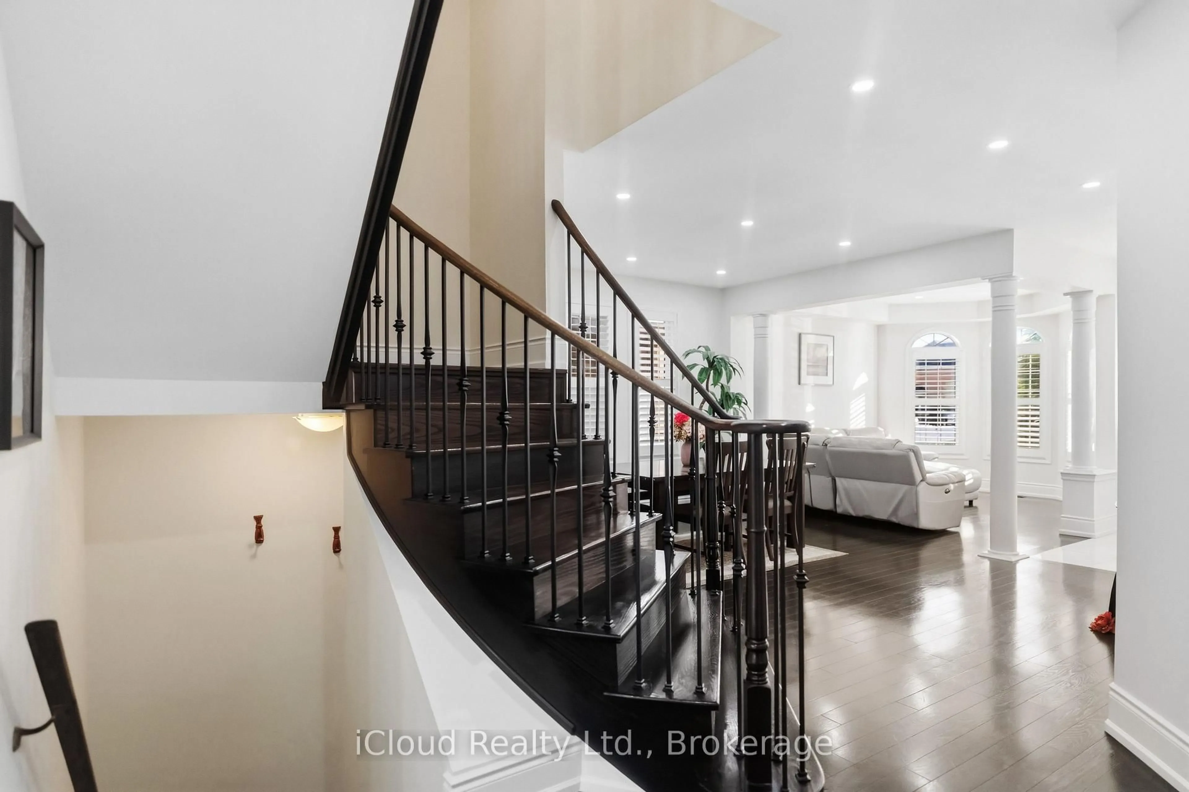 Indoor foyer for 5 Leith Dr, Bradford West Gwillimbury Ontario L3Z 0G5
