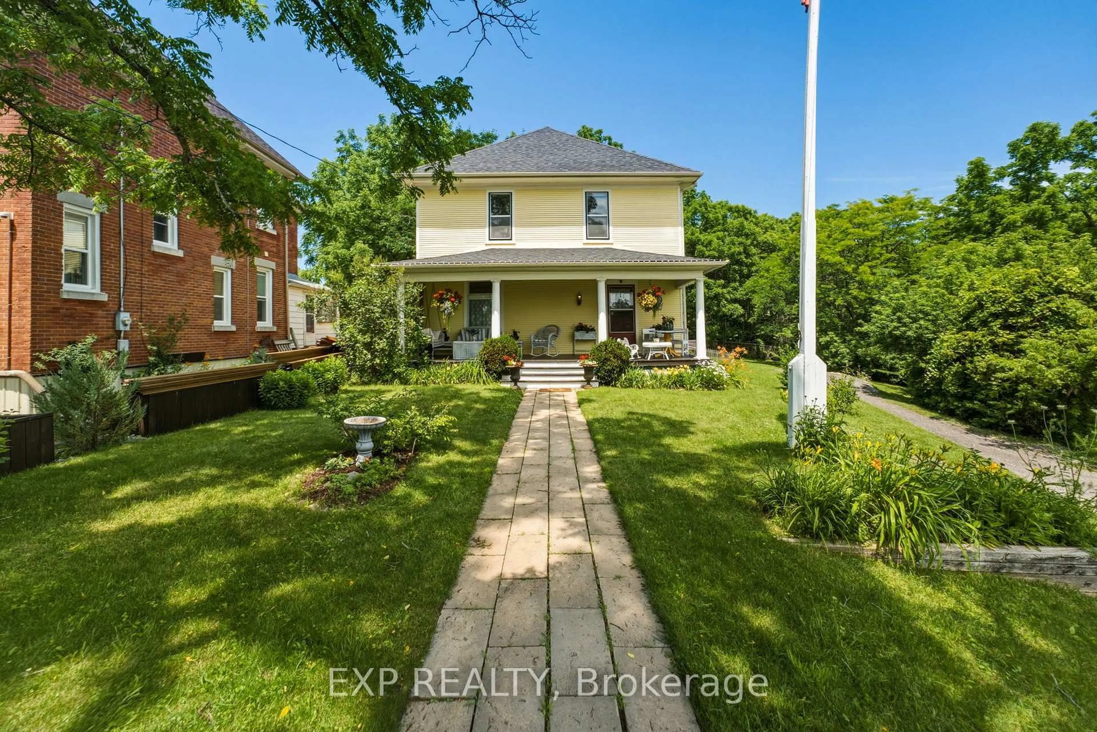 A pic from outside/outdoor area/front of a property/back of a property/a pic from drone, street for 145 High St, Georgina Ontario L0E 1R0