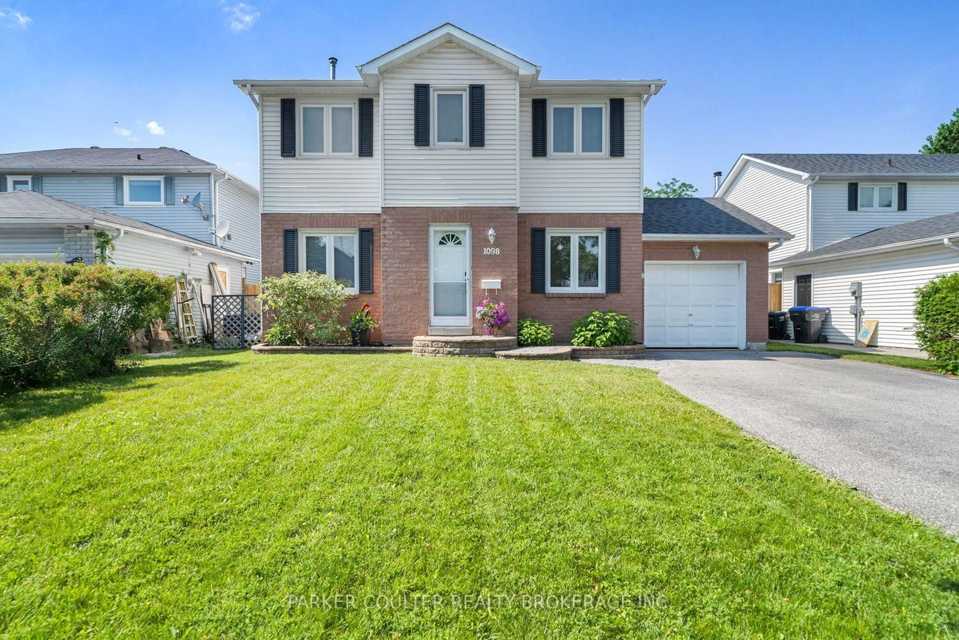 Home with vinyl exterior material, street for 1098 Maclean St, Innisfil Ontario L9S 1W1
