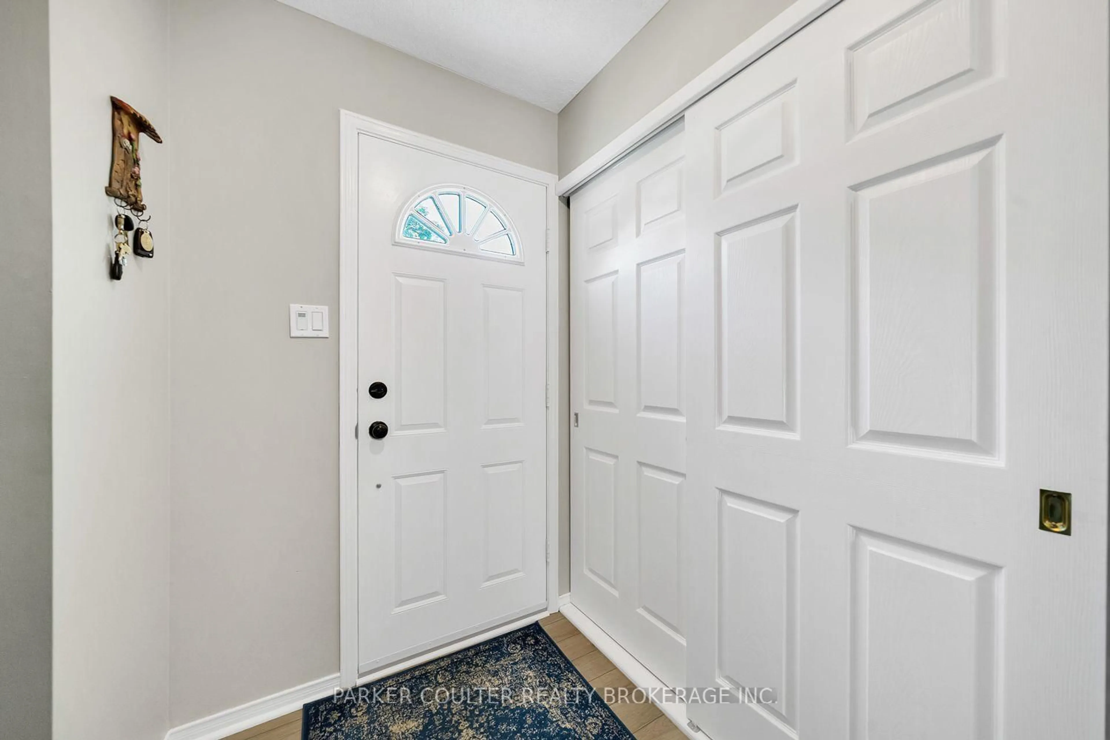 Indoor entryway for 1098 Maclean St, Innisfil Ontario L9S 1W1