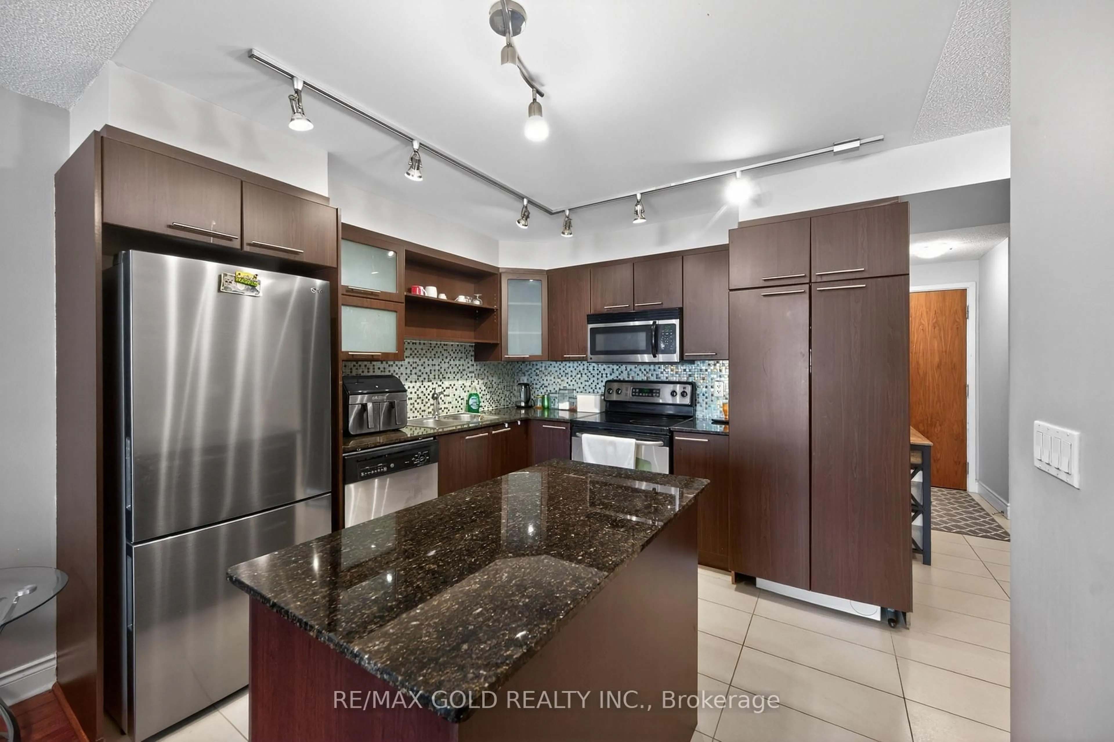 Open concept kitchen, ceramic/tile floor for 37 Galleria Pkwy #319, Markham Ontario L3T 0A5