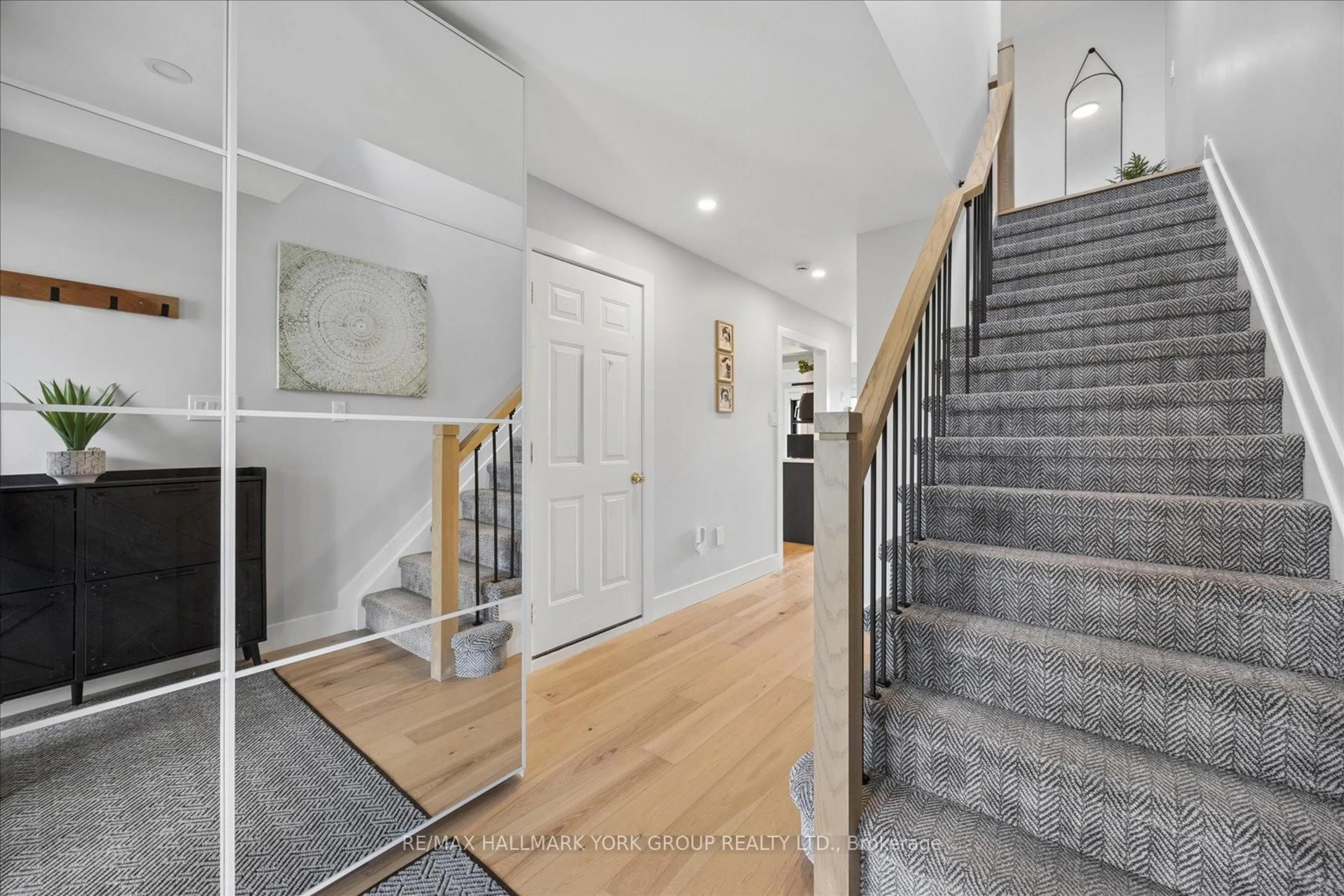 Indoor entryway for 50 Hammill Hts, East Gwillimbury Ontario L0G 1M0