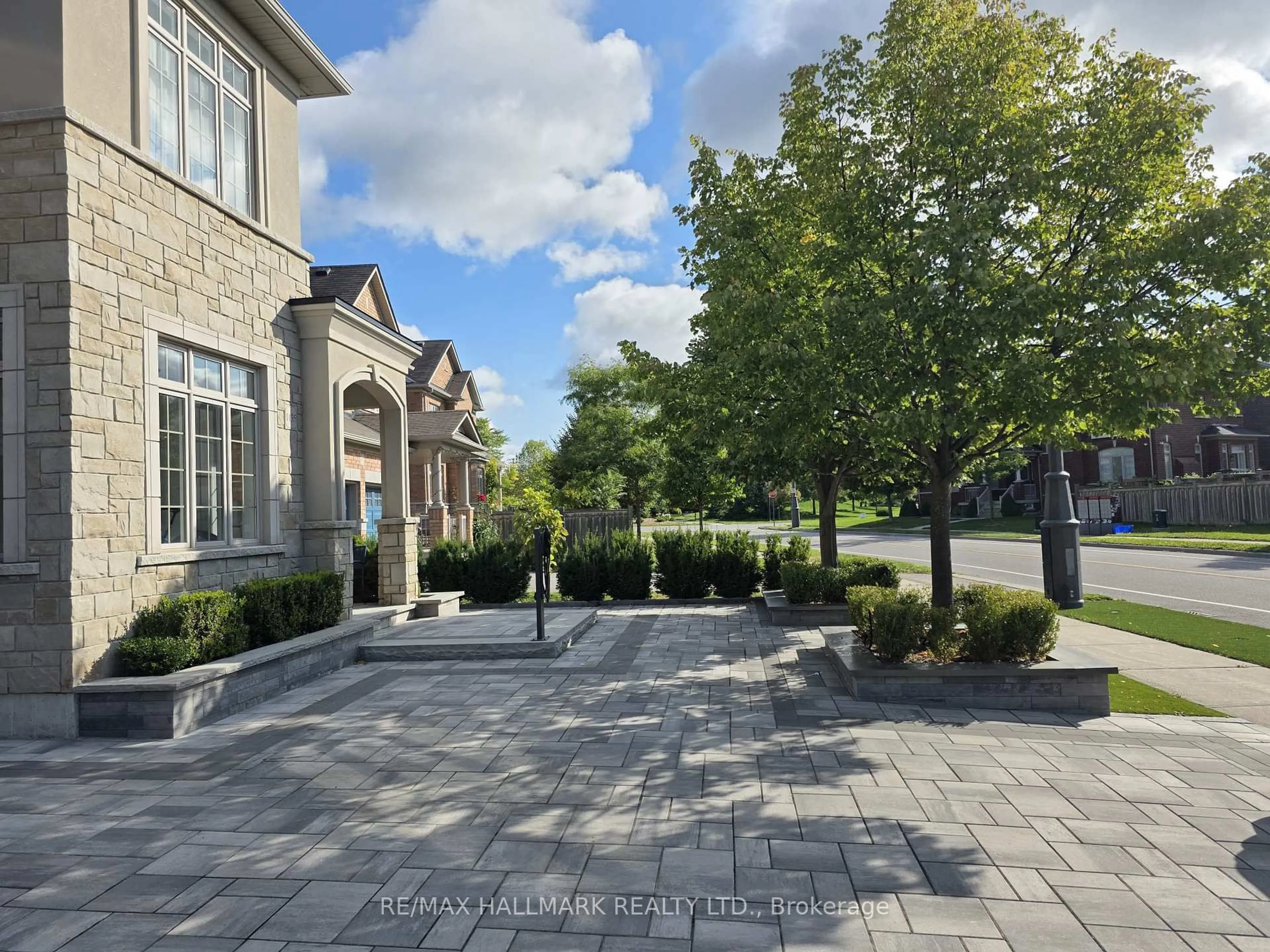 Patio, street for 1135 Cenotaph Blvd, Newmarket Ontario L3X 0A7