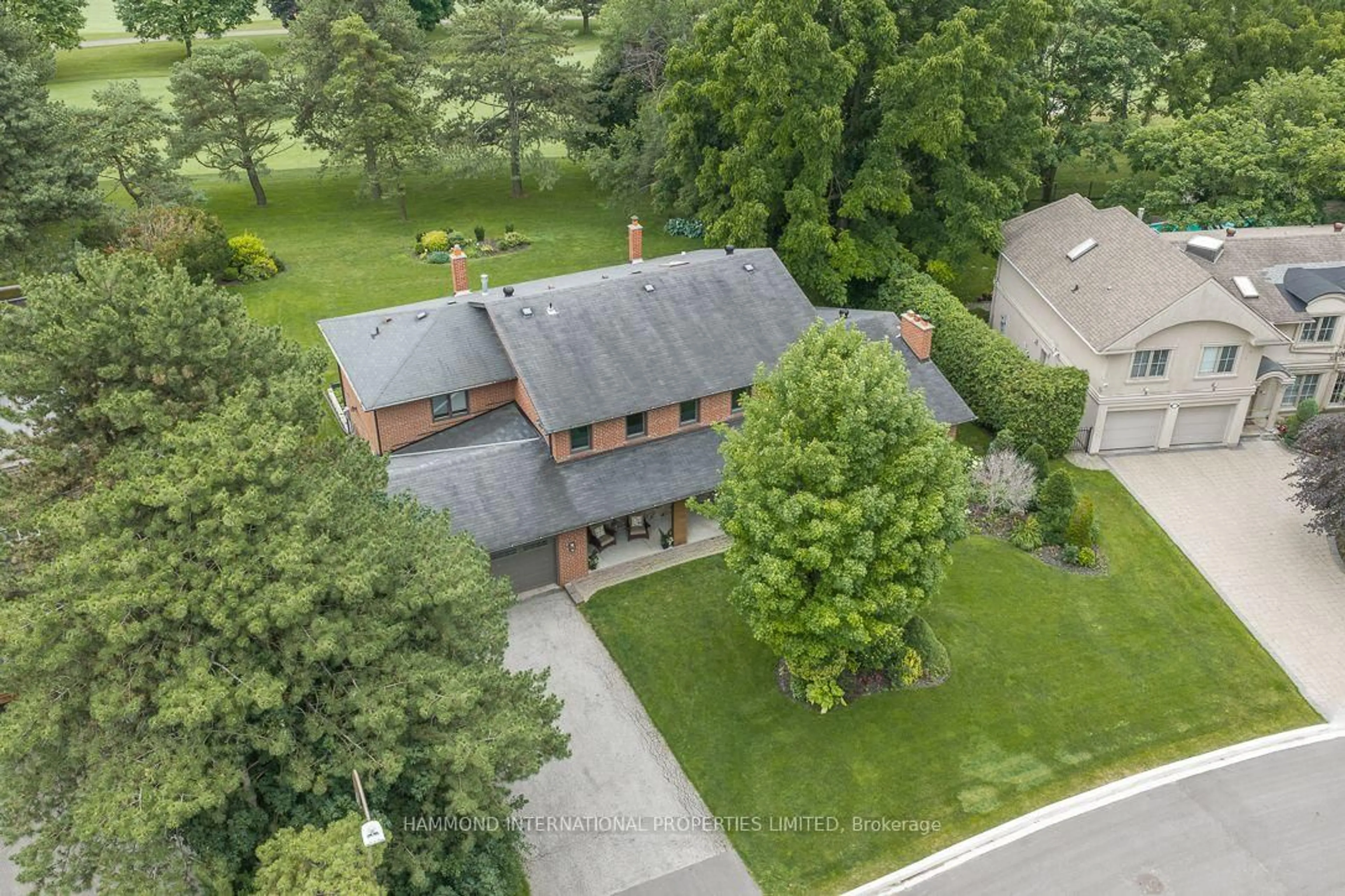 A pic from outside/outdoor area/front of a property/back of a property/a pic from drone, street for 19 Fairway Heights Cres, Markham Ontario L3T 1K1