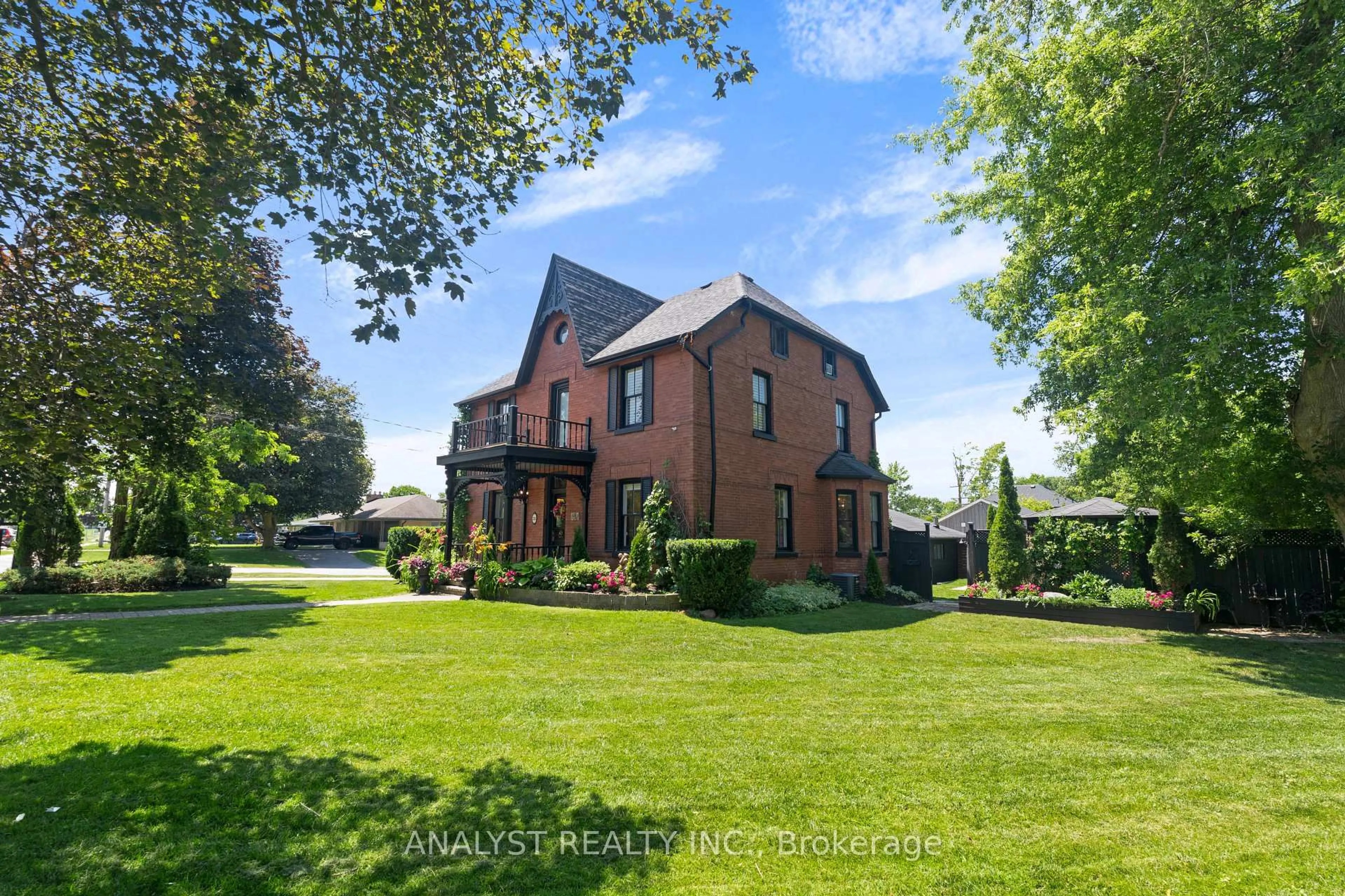 A pic from outside/outdoor area/front of a property/back of a property/a pic from drone, street for 20 King St, Innisfil Ontario L0L 1L0