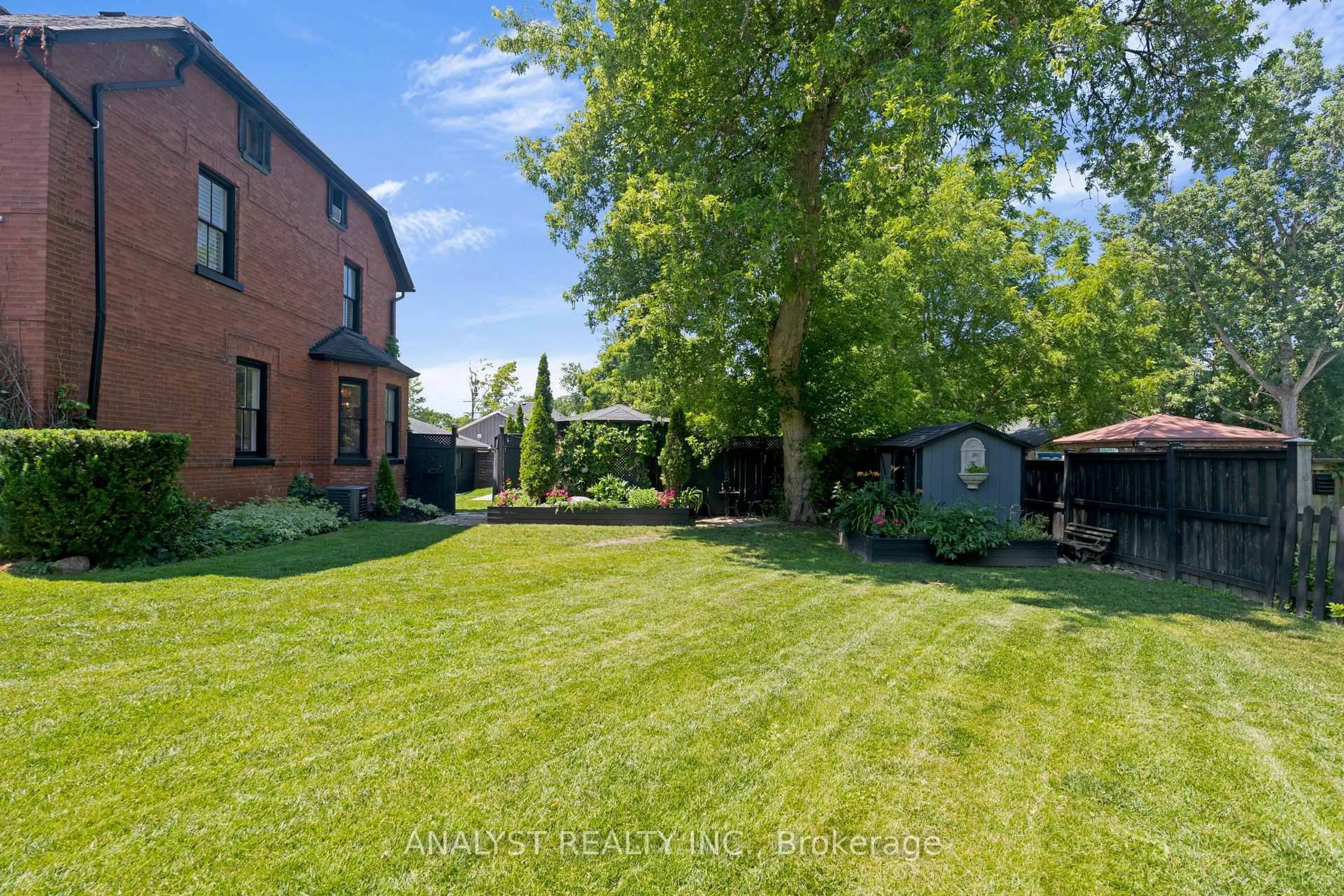 A pic from outside/outdoor area/front of a property/back of a property/a pic from drone, street for 20 King St, Innisfil Ontario L0L 1L0
