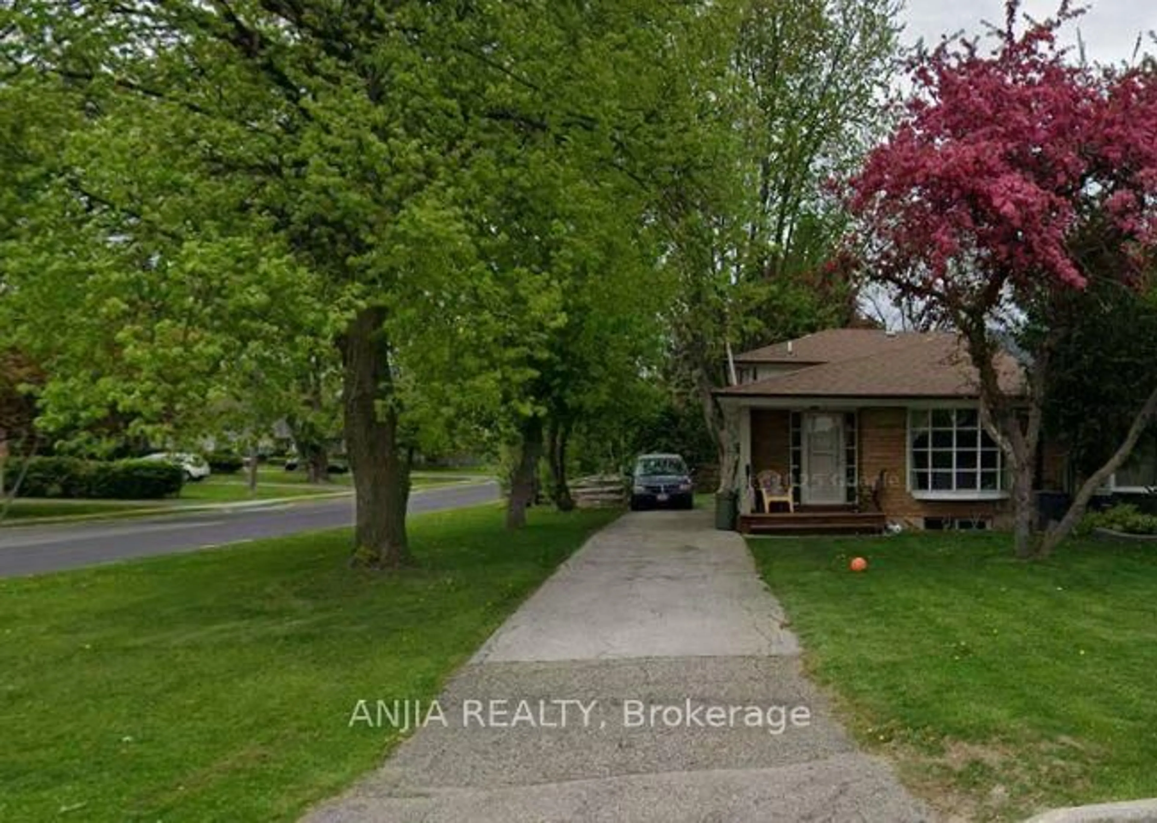 A pic from outside/outdoor area/front of a property/back of a property/a pic from drone, street for 2 Friar Tuck Rd, Markham Ontario L3P 1L8