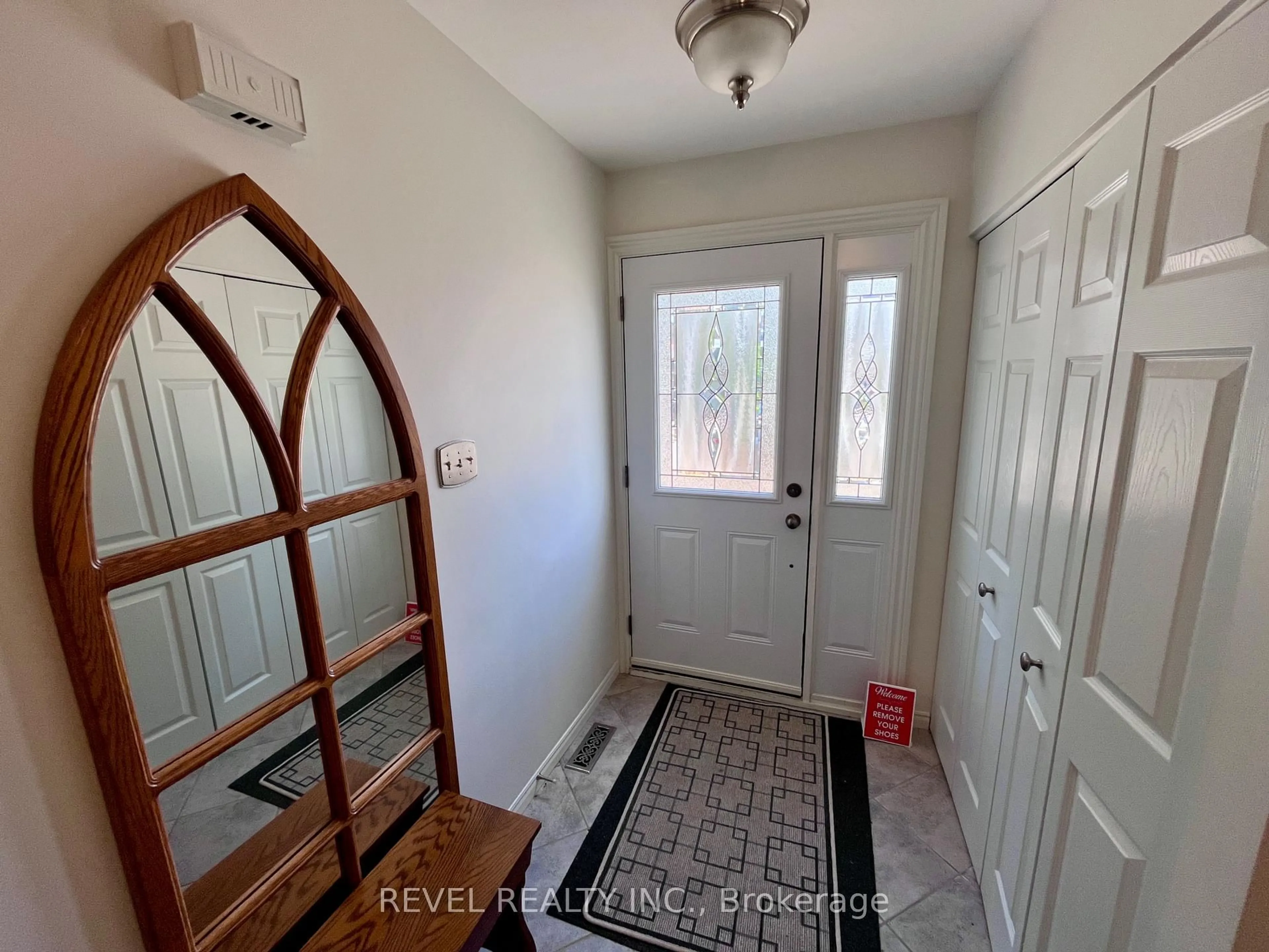 Indoor entryway for 26 Parkland Crt, Aurora Ontario L4G 3M6