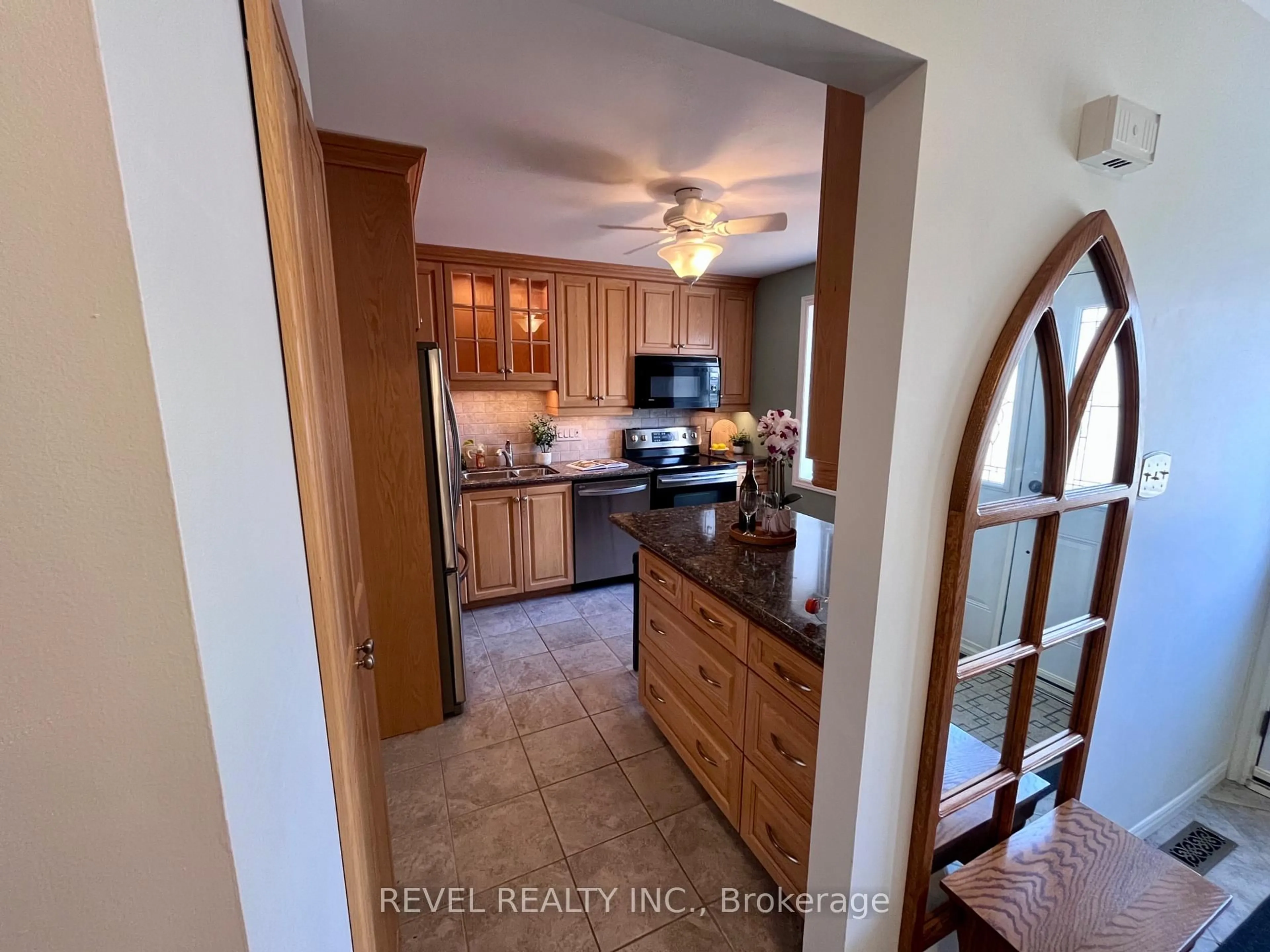 Open concept kitchen, ceramic/tile floor for 26 Parkland Crt, Aurora Ontario L4G 3M6
