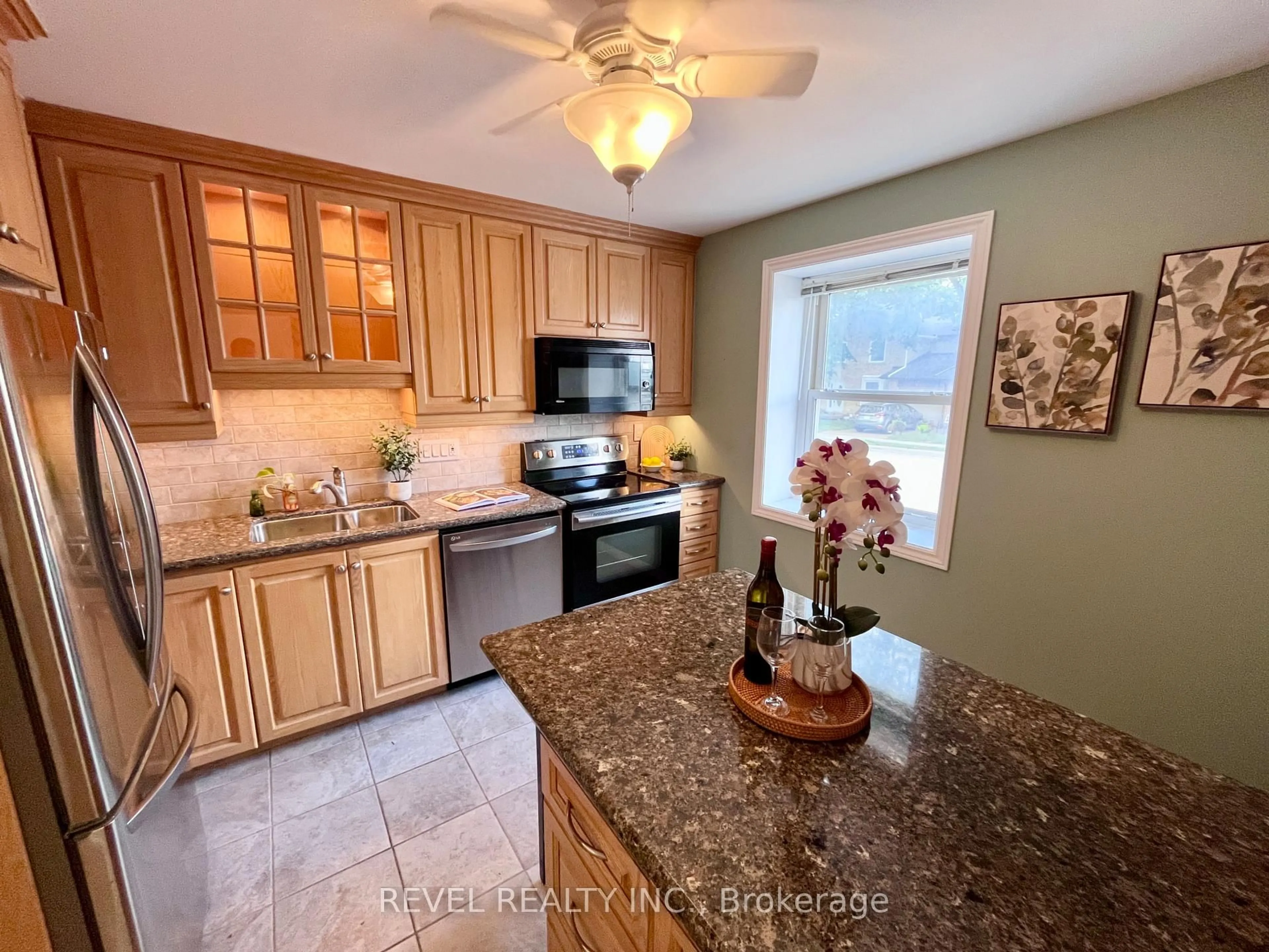 Open concept kitchen, ceramic/tile floor for 26 Parkland Crt, Aurora Ontario L4G 3M6