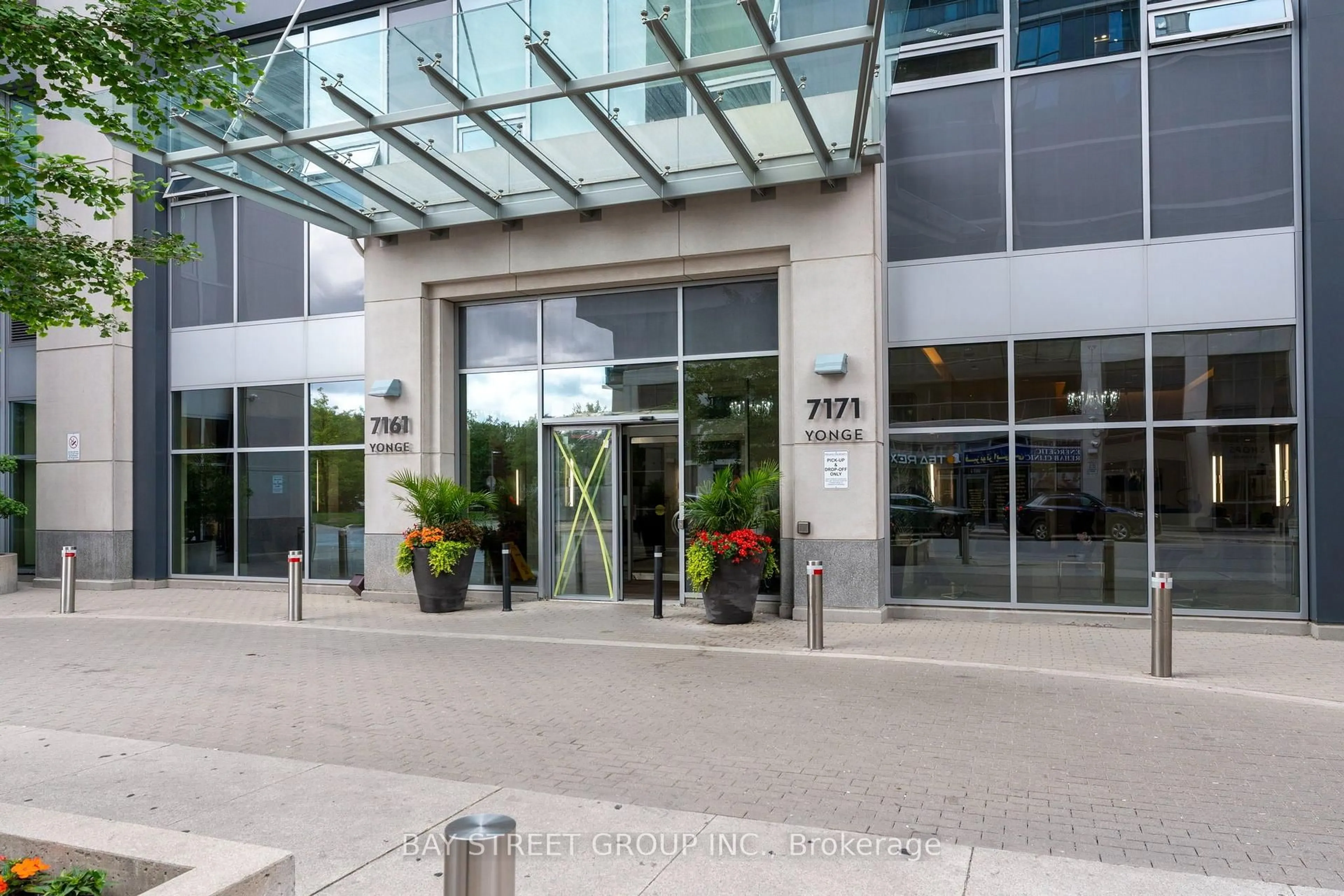 Indoor foyer for 7171 Yonge St #1905, Markham Ontario L3T 0C5