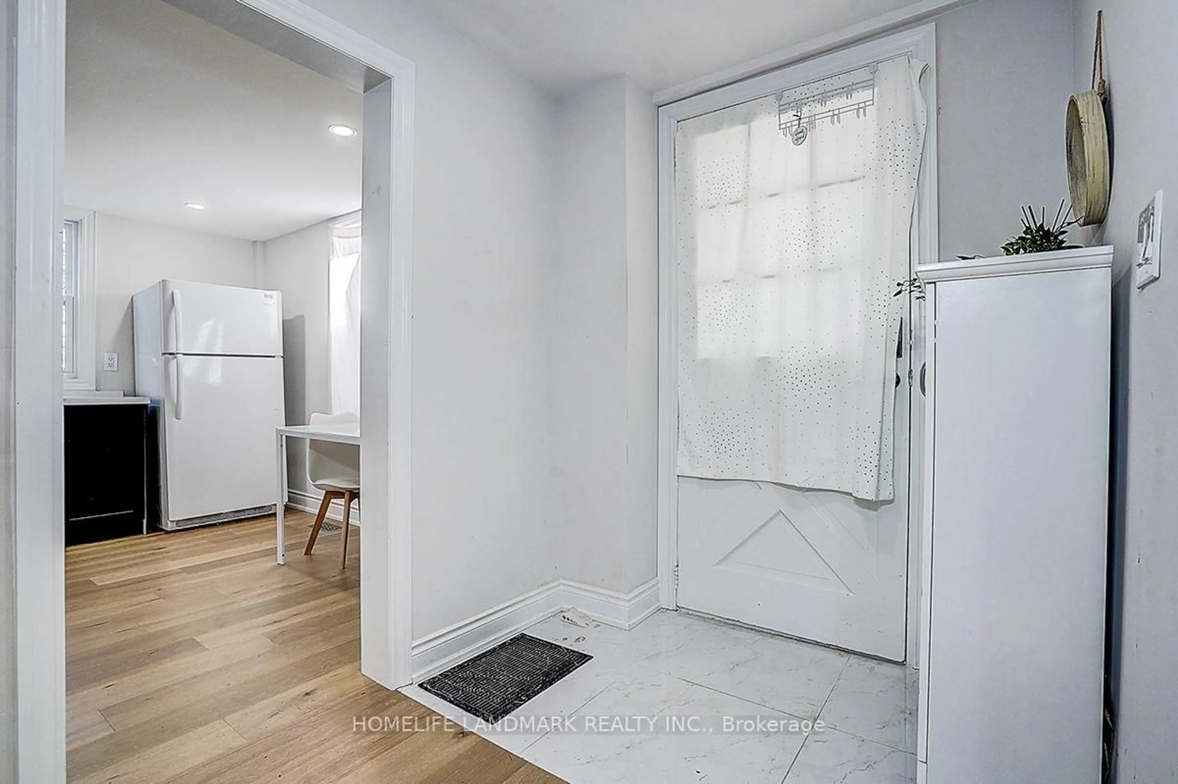 Indoor entryway for 18846 Leslie St, East Gwillimbury Ontario L0G 1V0