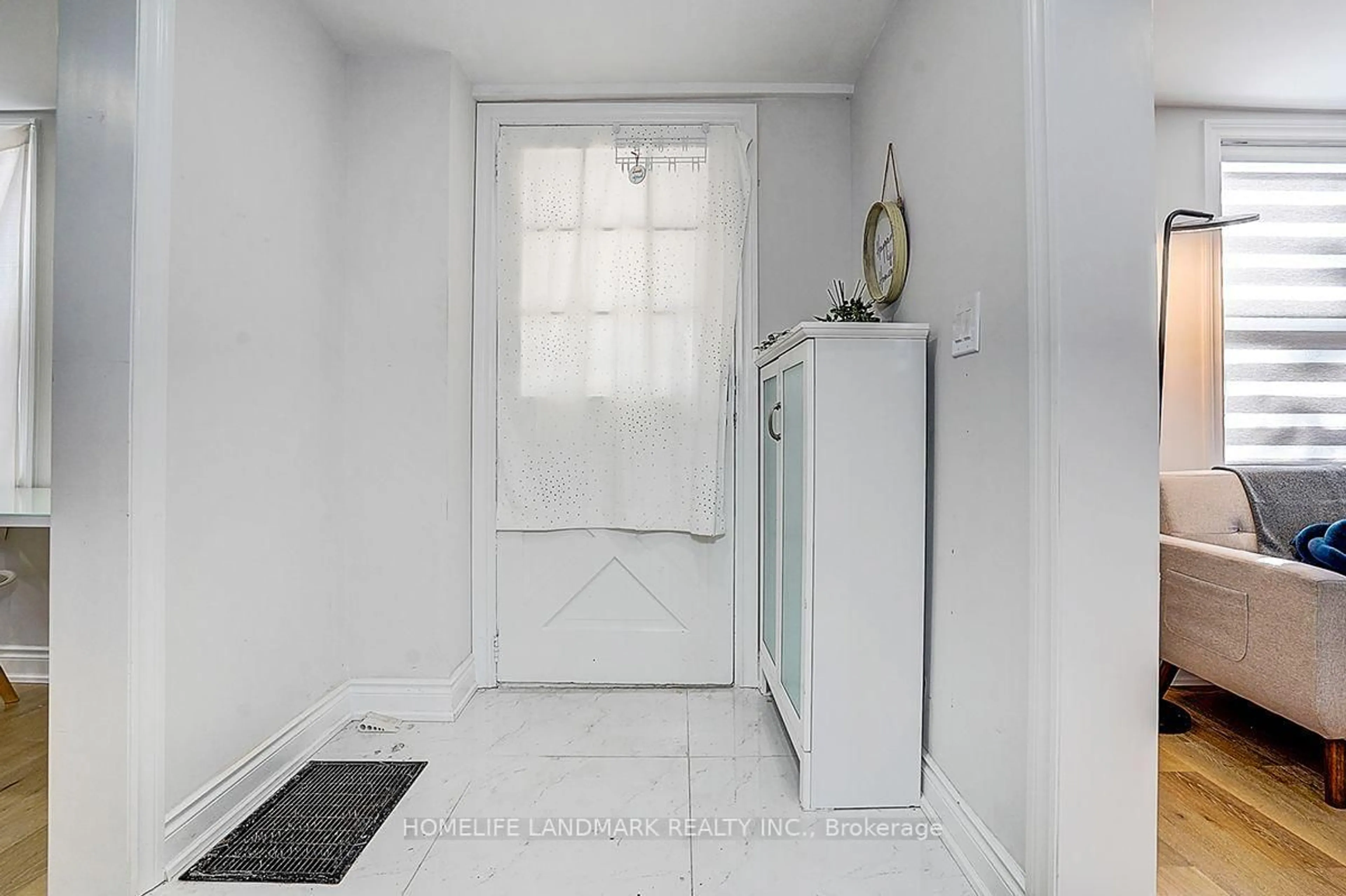 Indoor entryway for 18846 Leslie St, East Gwillimbury Ontario L0G 1V0