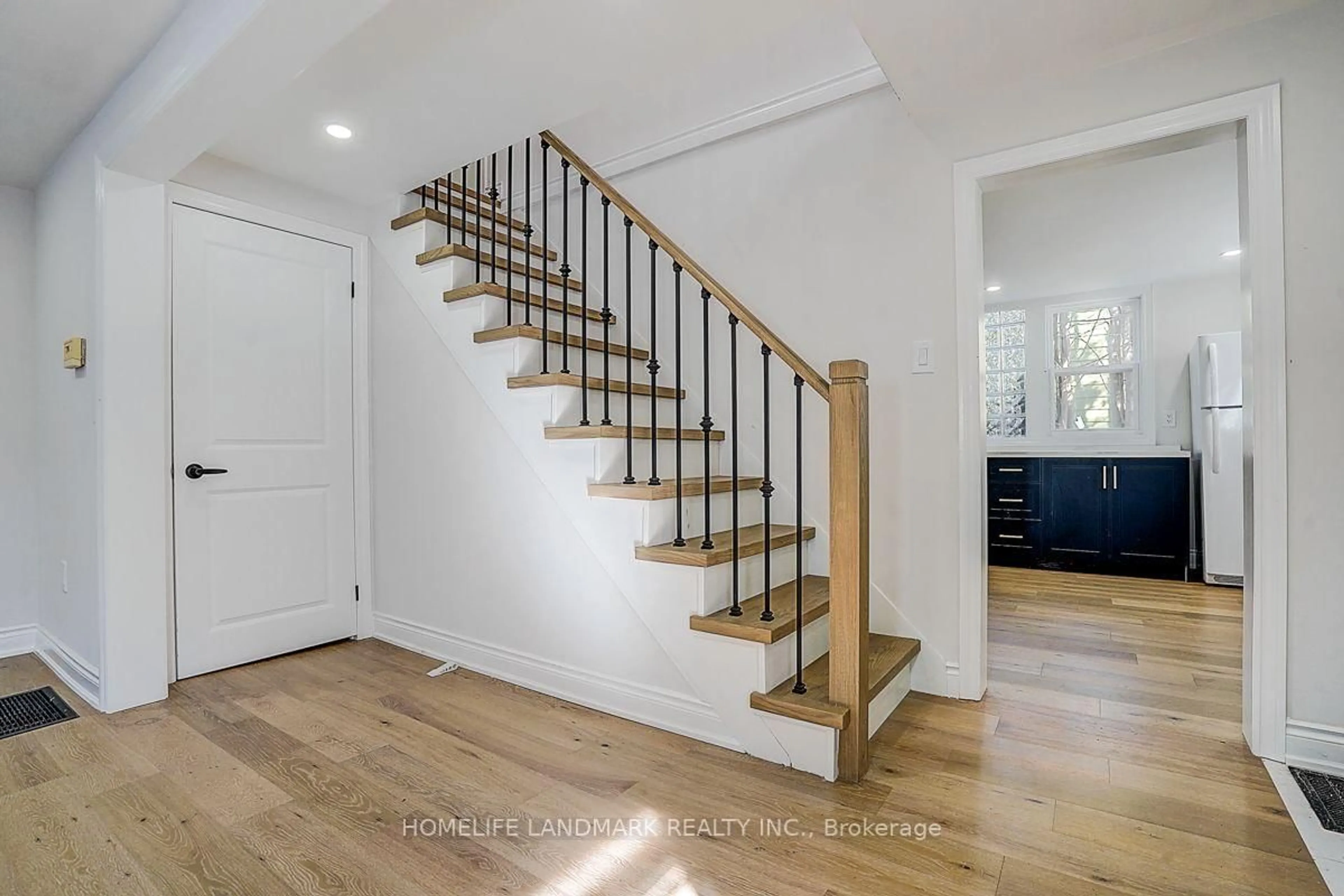Stairs for 18846 Leslie St, East Gwillimbury Ontario L0G 1V0