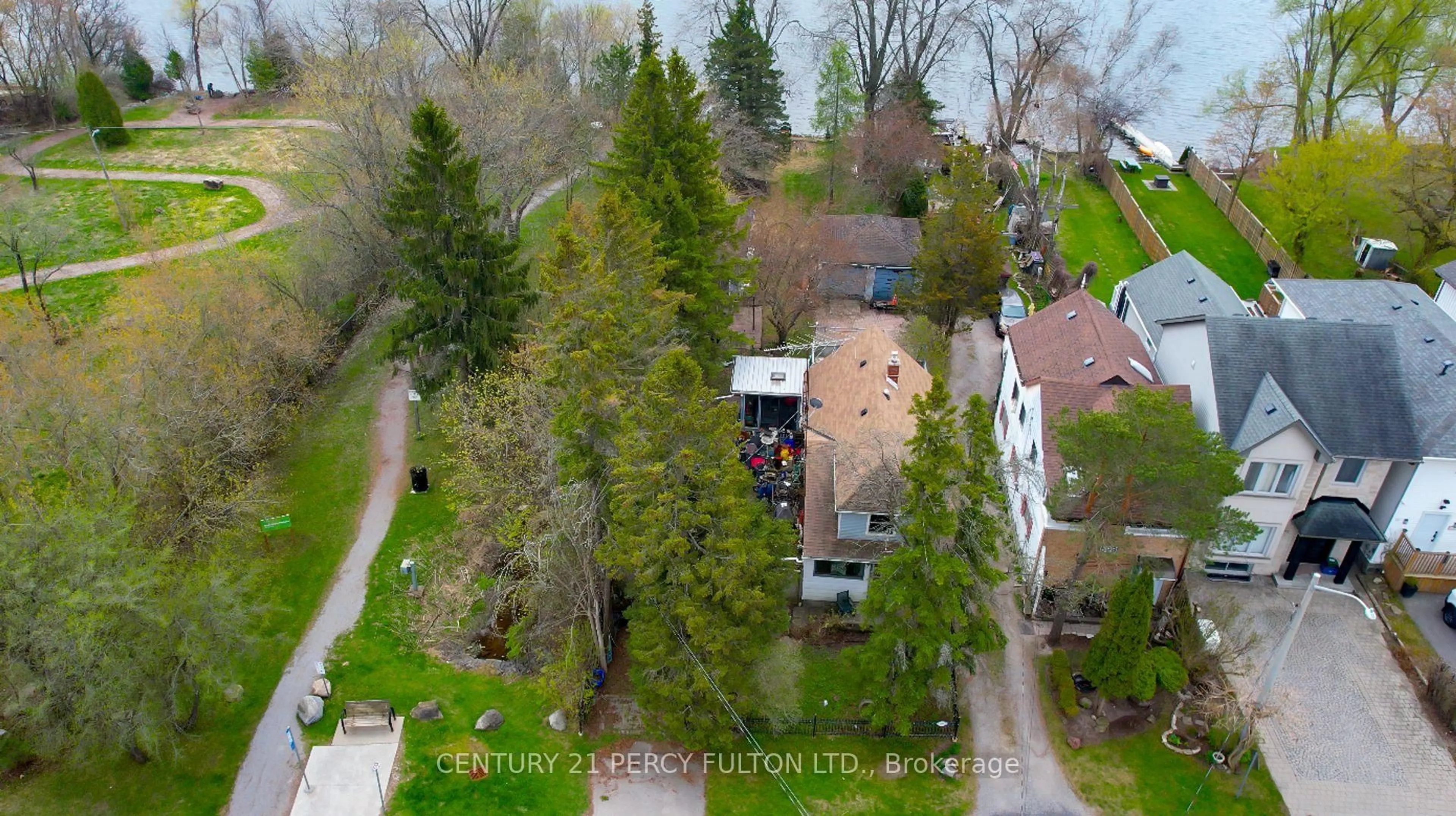A pic from outside/outdoor area/front of a property/back of a property/a pic from drone, street for 595 North Lake Rd, Richmond Hill Ontario L4E 3B9