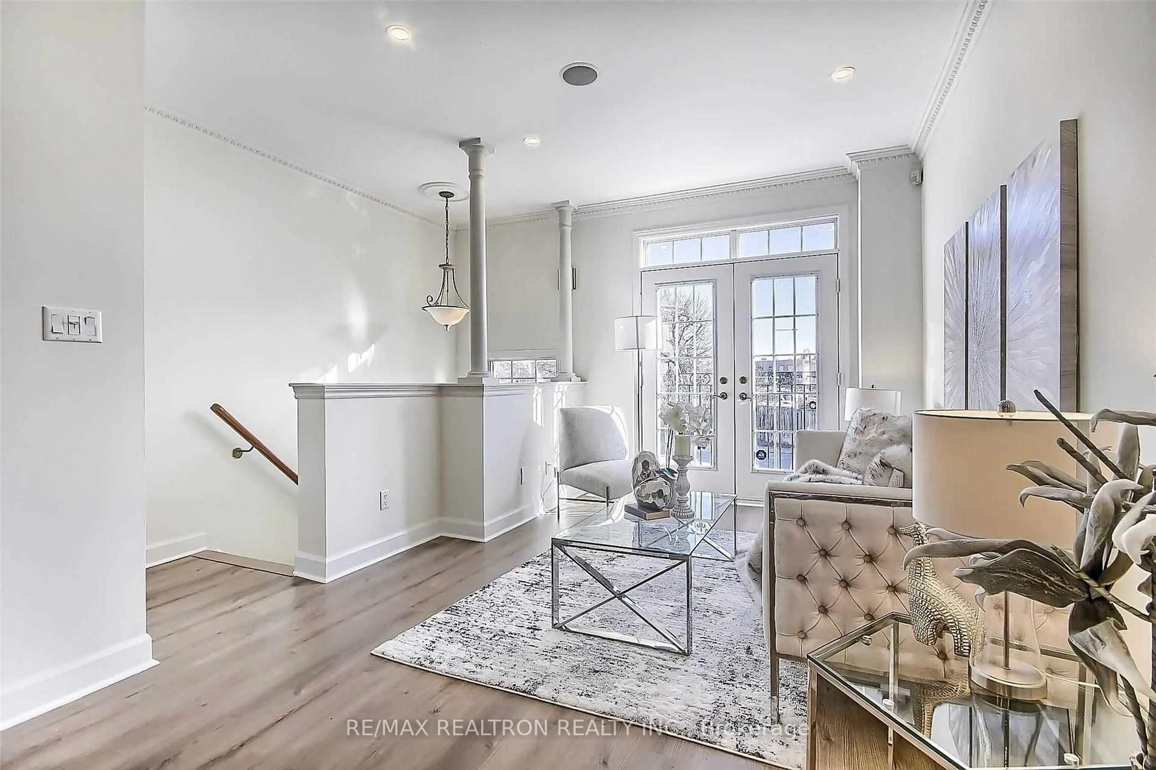 Indoor entryway for 6 Leonard St #3, Richmond Hill Ontario L4C 0L6