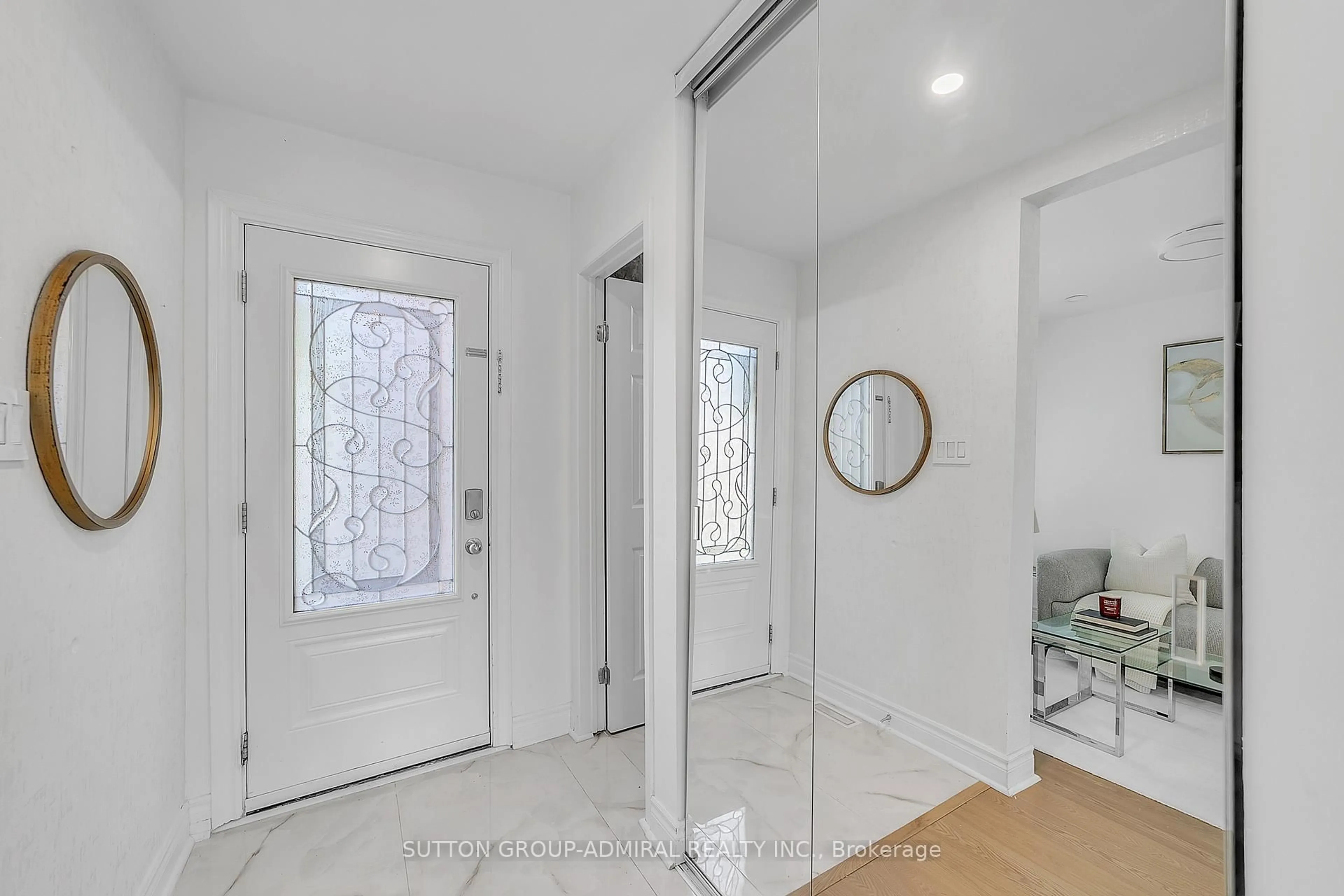 Indoor entryway for 10 Park Lane Circ, Richmond Hill Ontario L4C 6S8
