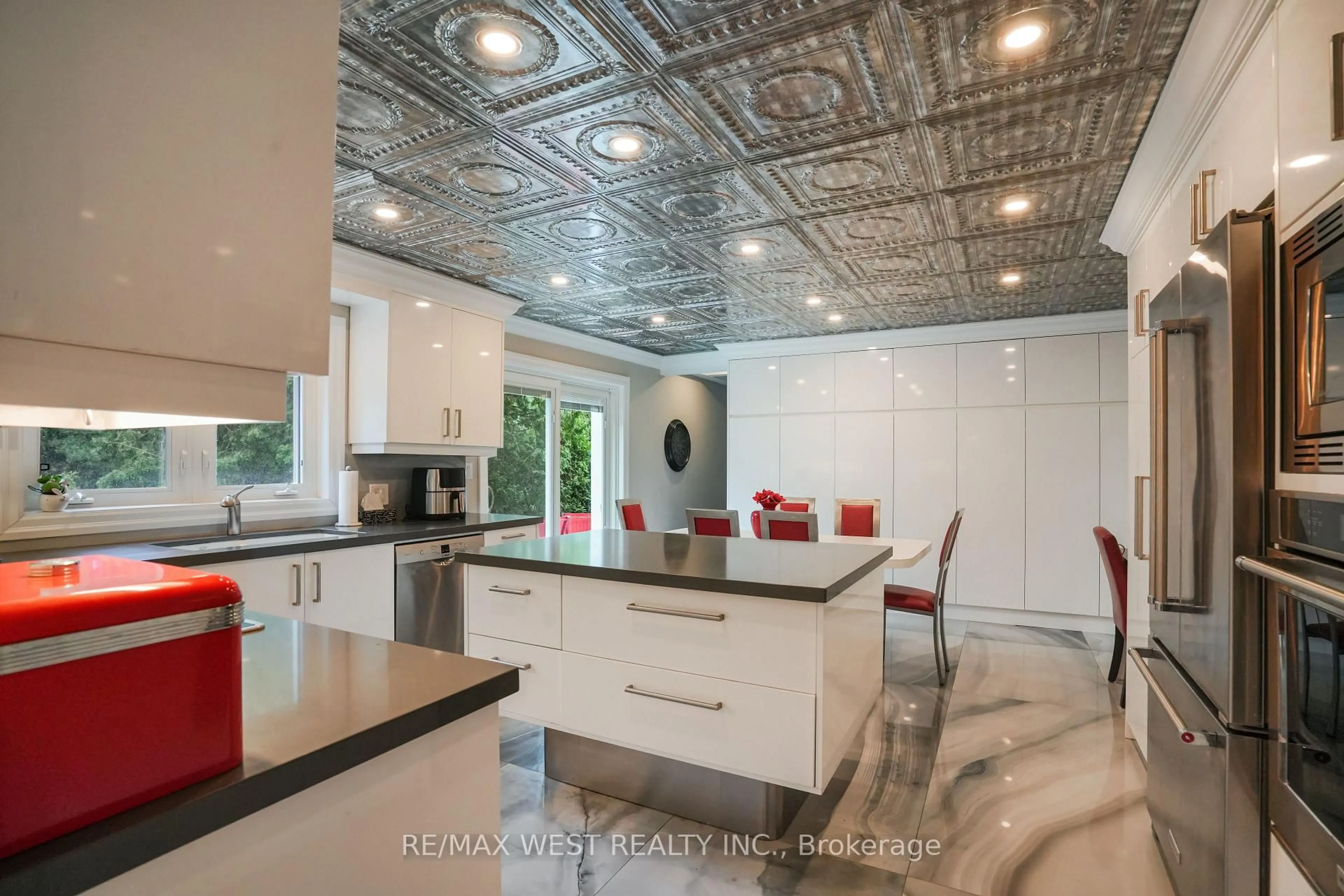Contemporary kitchen, ceramic/tile floor for 179 Ellis Ave, King Ontario L0G 1N0