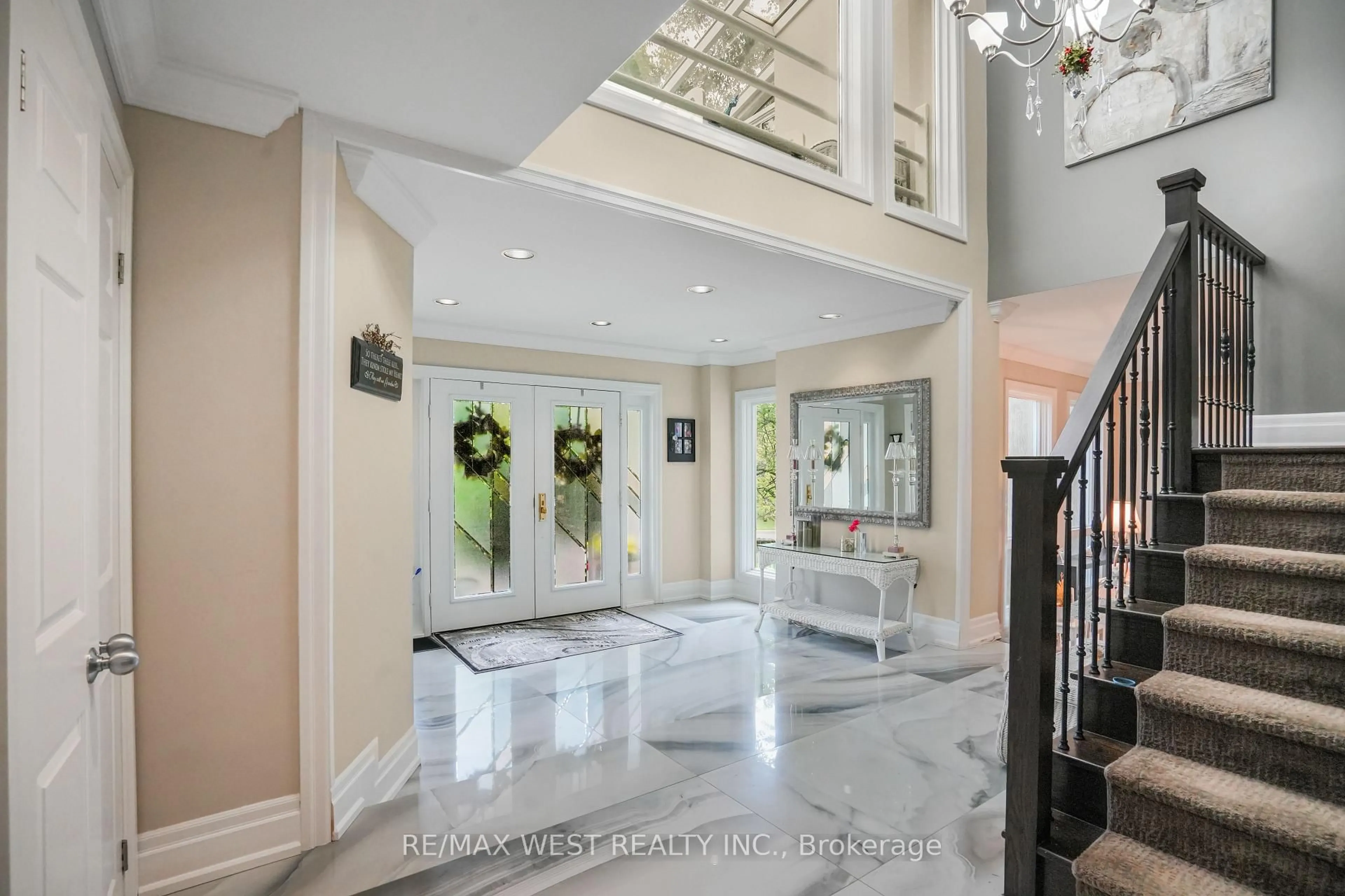 Indoor foyer for 179 Ellis Ave, King Ontario L0G 1N0