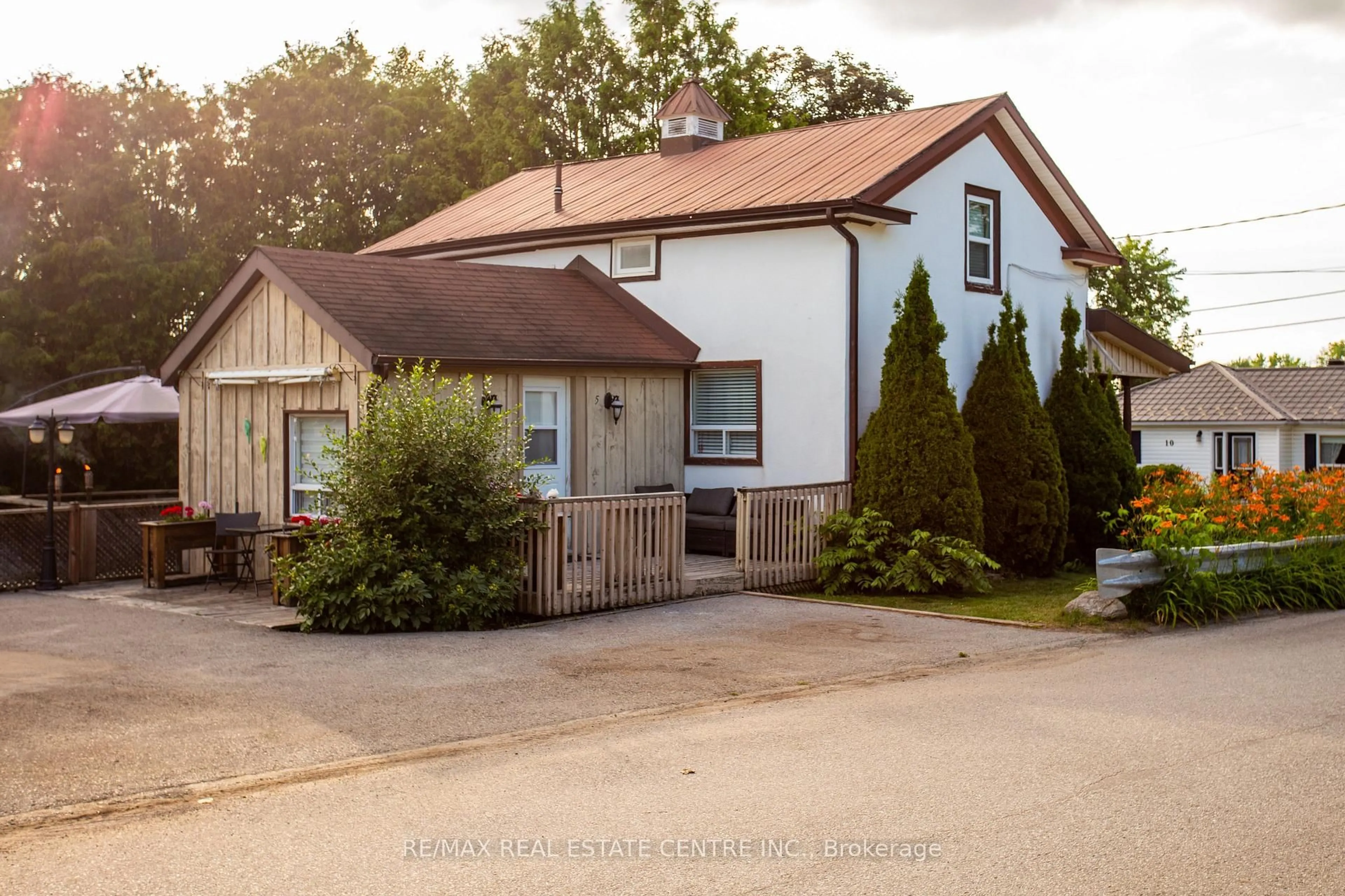 Patio, unknown for 5 East John St, Innisfil Ontario L0L 1L0