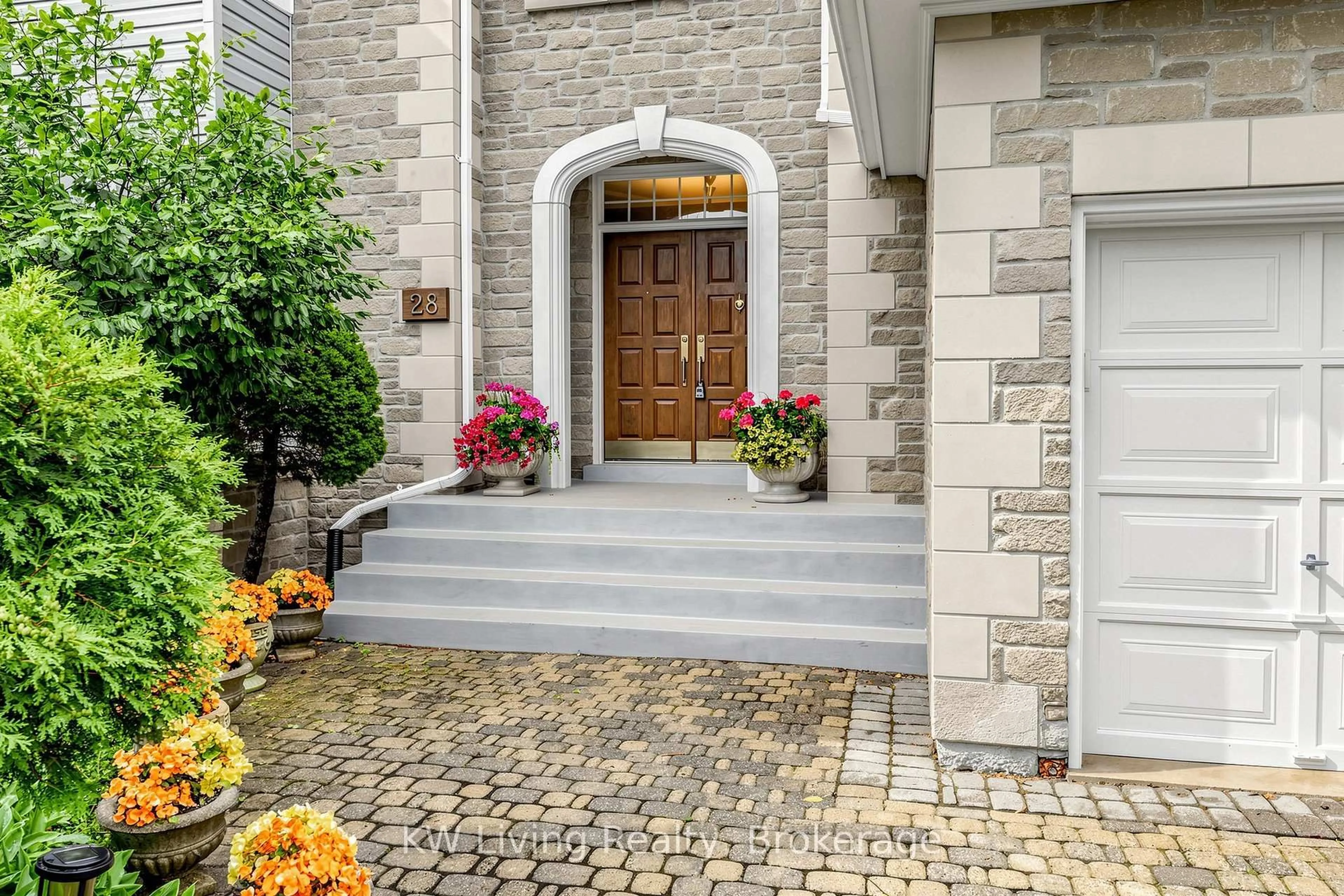 Indoor entryway for 28 Edmund Cres, Richmond Hill Ontario L4B 2X8