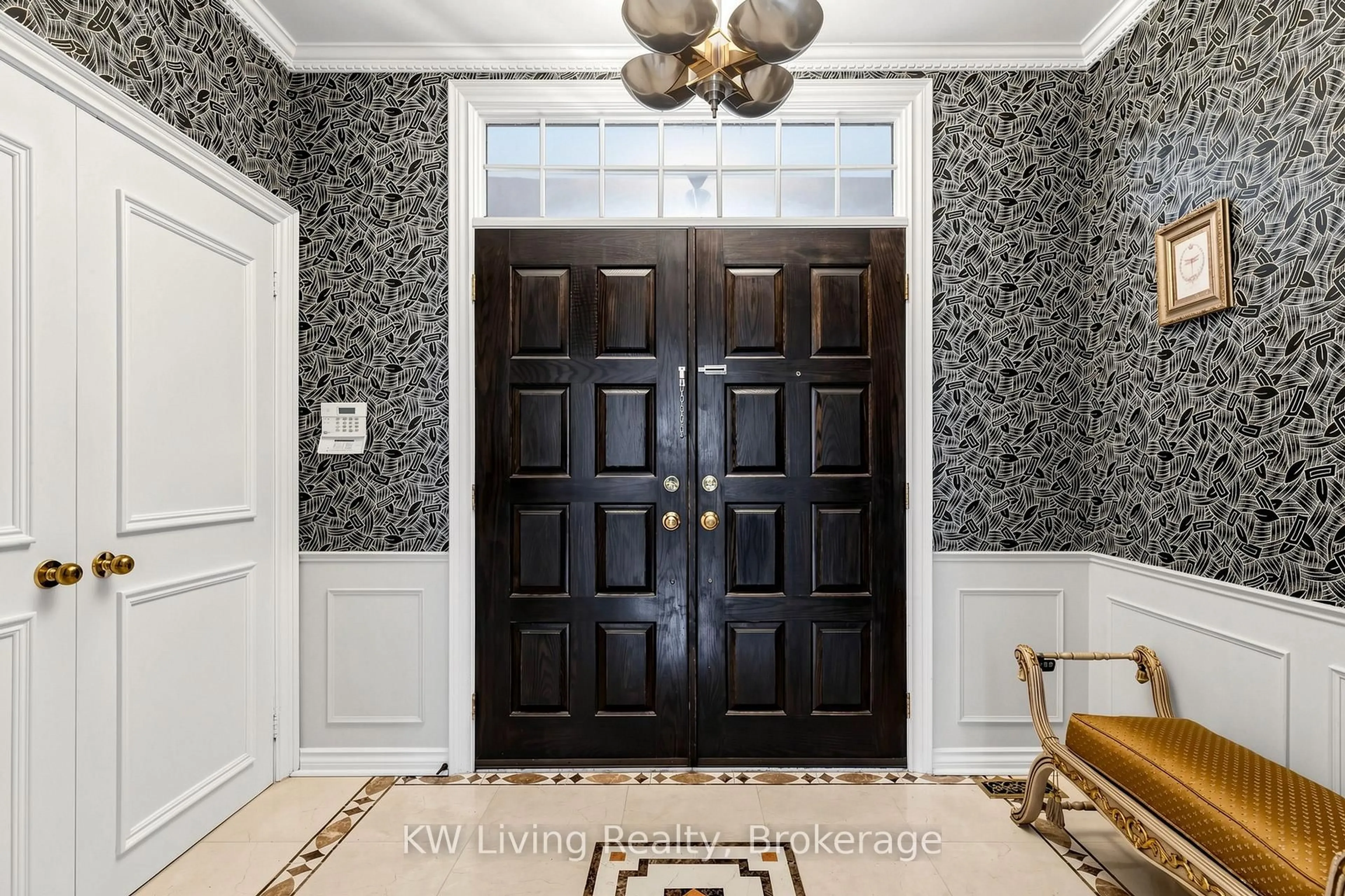 Indoor entryway for 28 Edmund Cres, Richmond Hill Ontario L4B 2X8