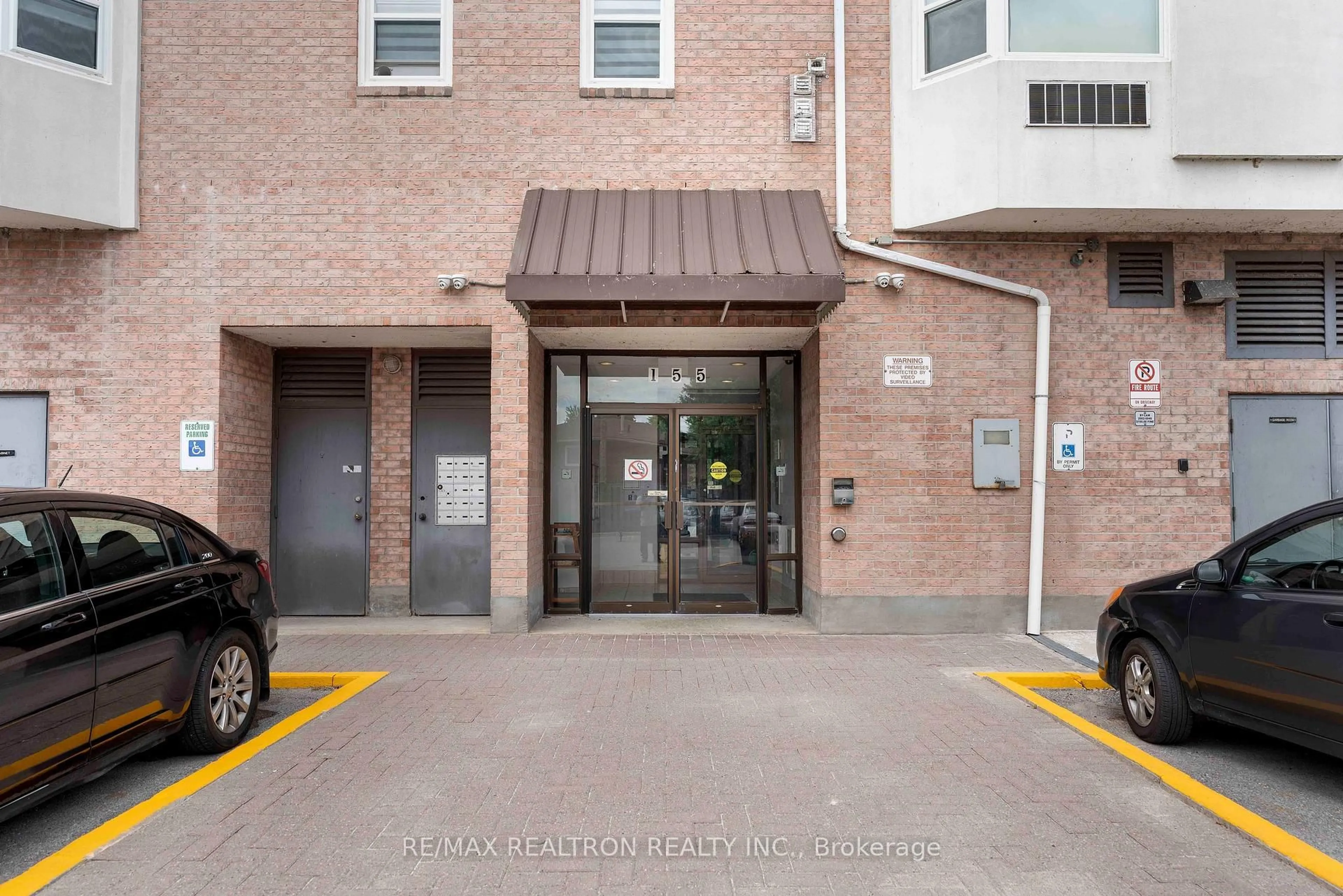 Indoor foyer for 155 Riverglen Dr #315, Georgina Ontario L4P 3M3