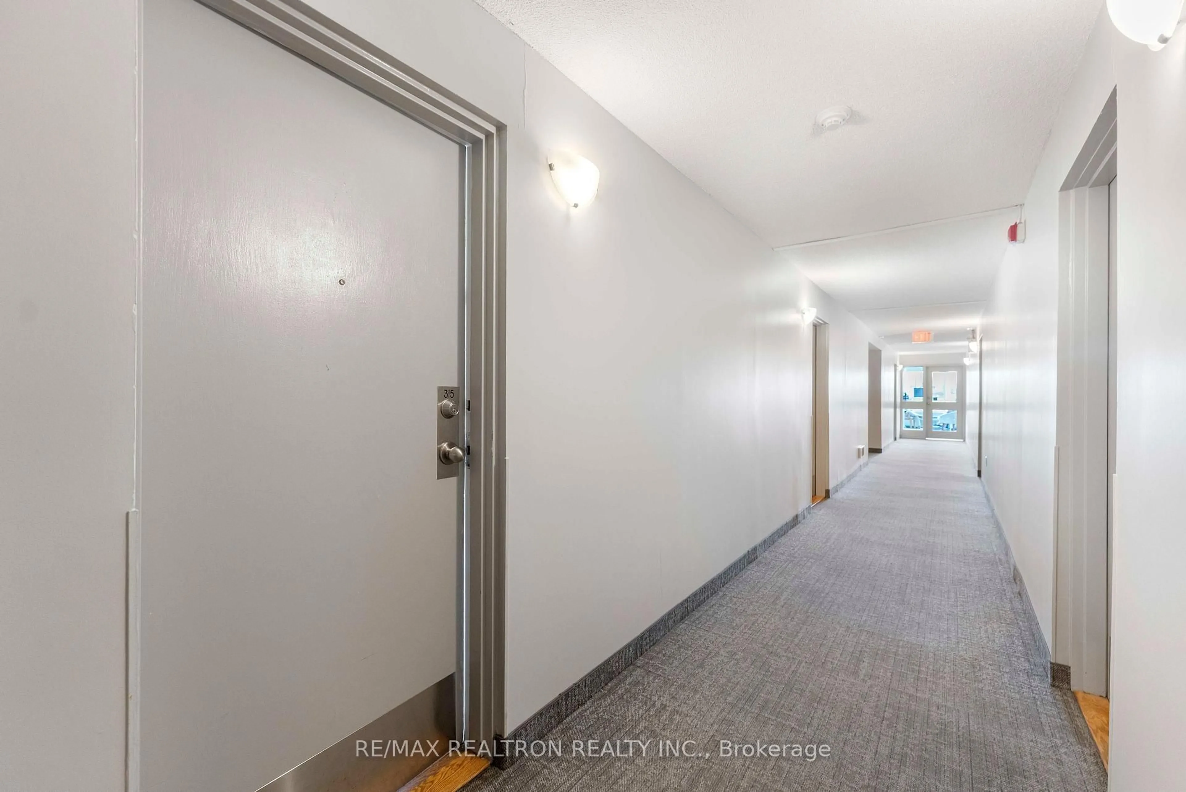 Indoor foyer for 155 Riverglen Dr #315, Georgina Ontario L4P 3M3