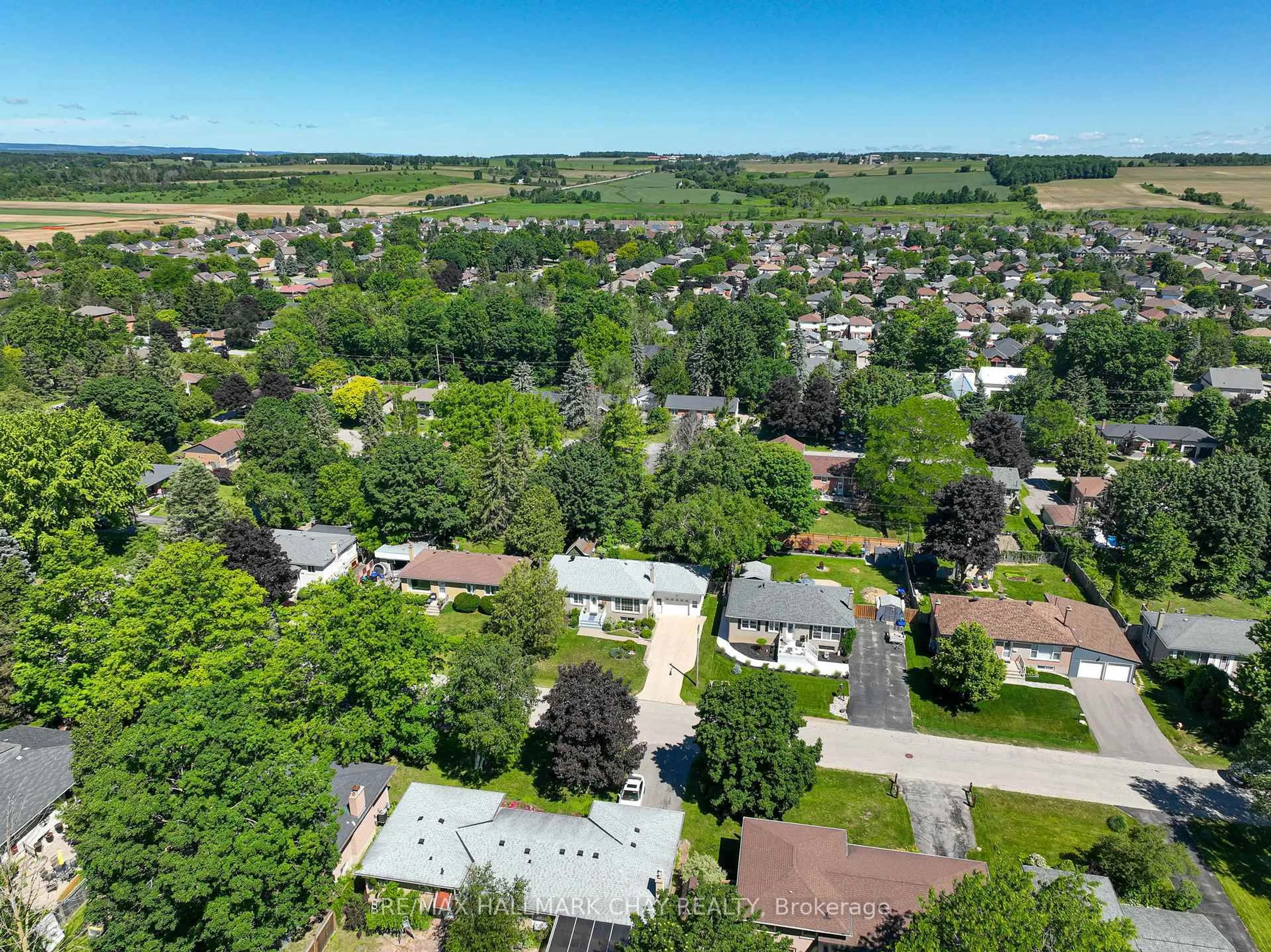 A pic from outside/outdoor area/front of a property/back of a property/a pic from drone, street for 34 Elm St, New Tecumseth Ontario L9R 1M7