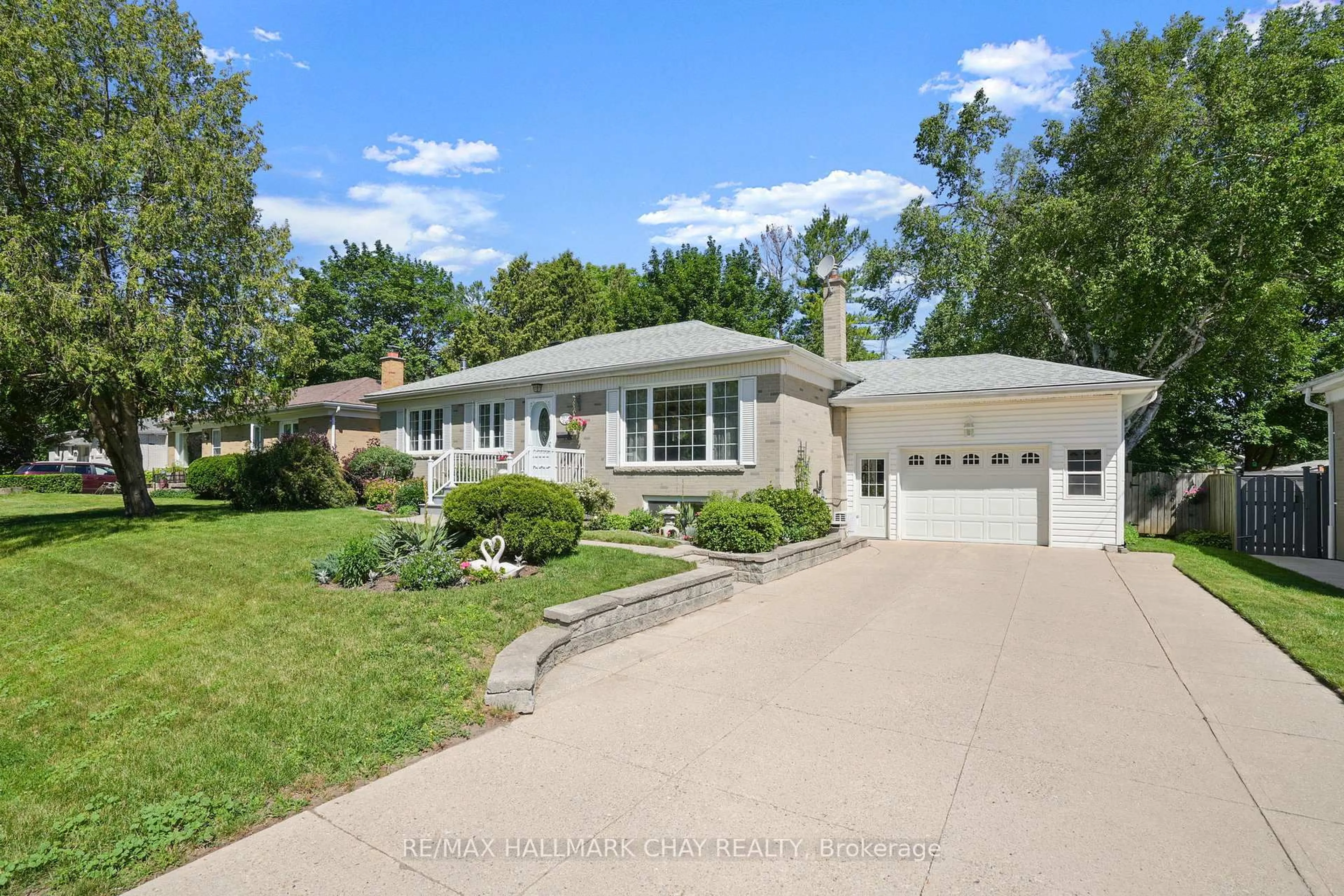 Home with vinyl exterior material, street for 34 Elm St, New Tecumseth Ontario L9R 1M7