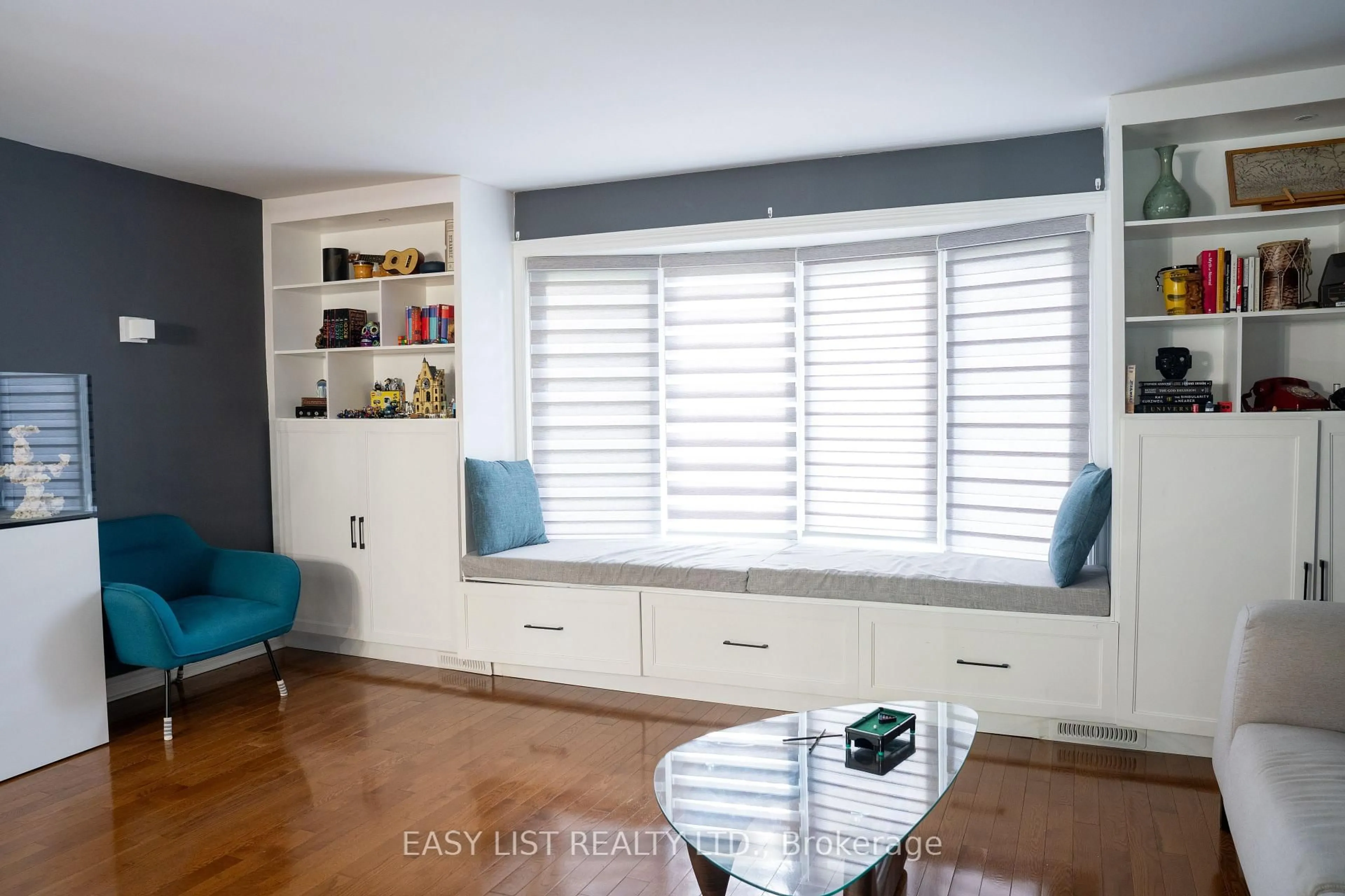 Living room with furniture, unknown for 21 Kings Inn Tr, Markham Ontario L3T 1T6