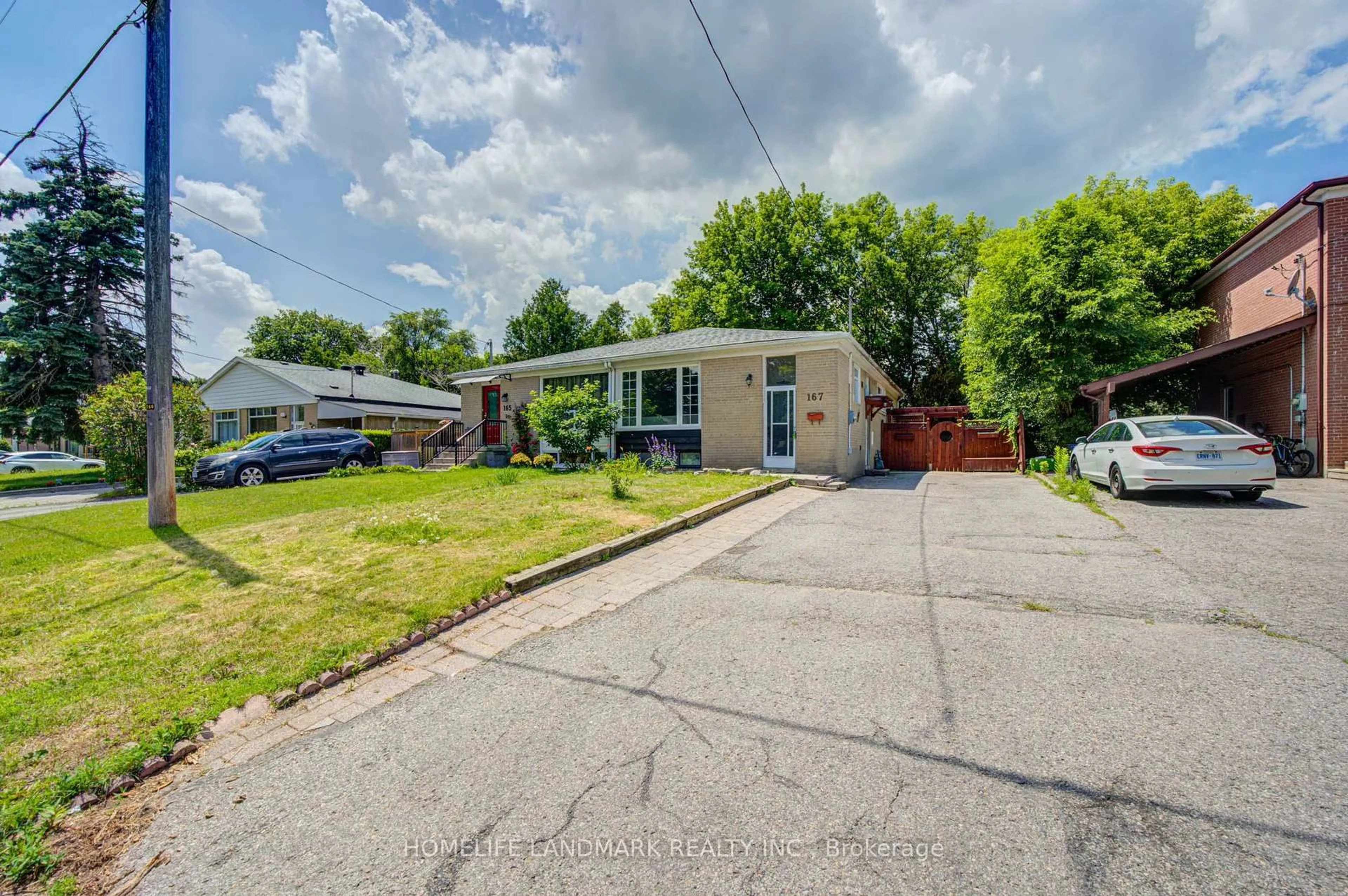 A pic from outside/outdoor area/front of a property/back of a property/a pic from drone, street for 167 Taylor Mills Dr, Richmond Hill Ontario L4C 2T5