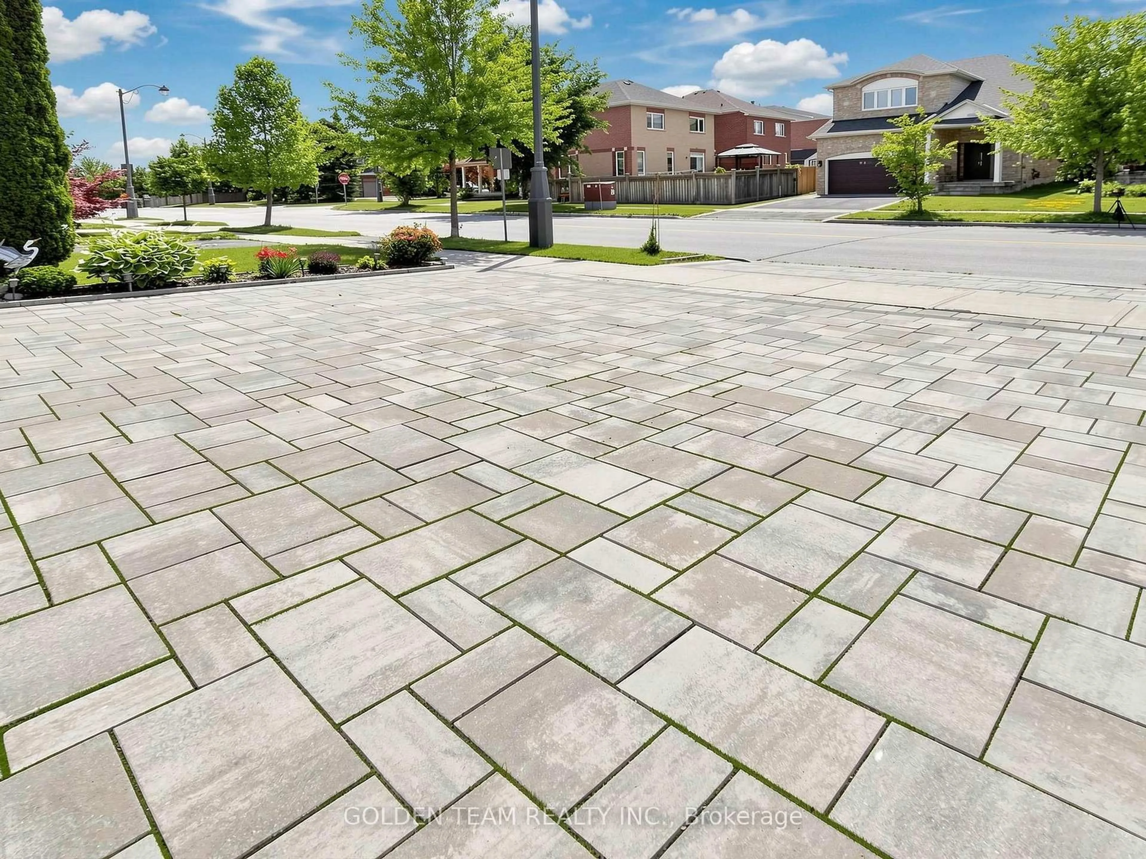 Patio, street for 96 Spring Farm Rd, Aurora Ontario L4G 7W7