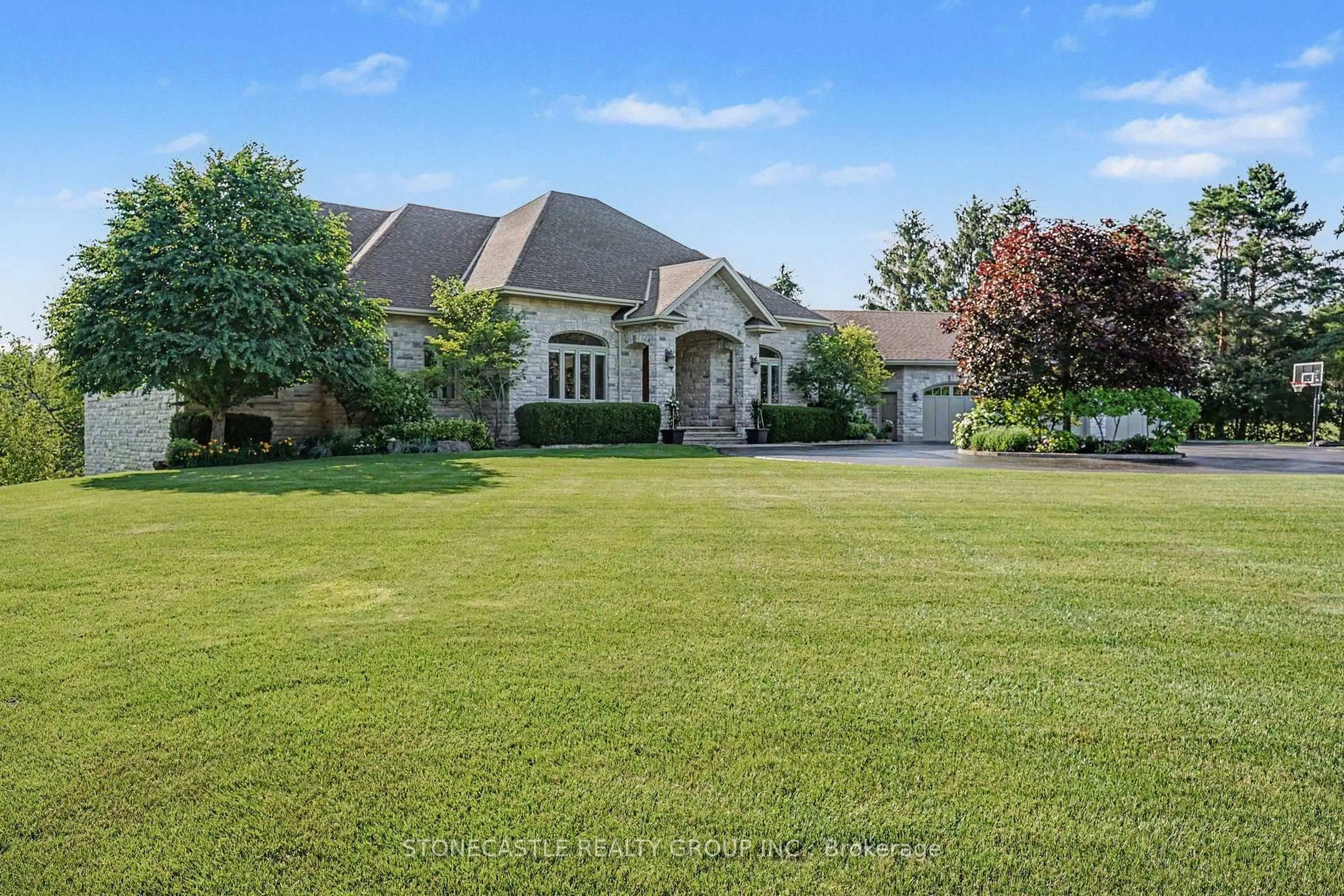 A pic from outside/outdoor area/front of a property/back of a property/a pic from drone, unknown for 4 Sugarbush Lane, Uxbridge Ontario L9P 2A1