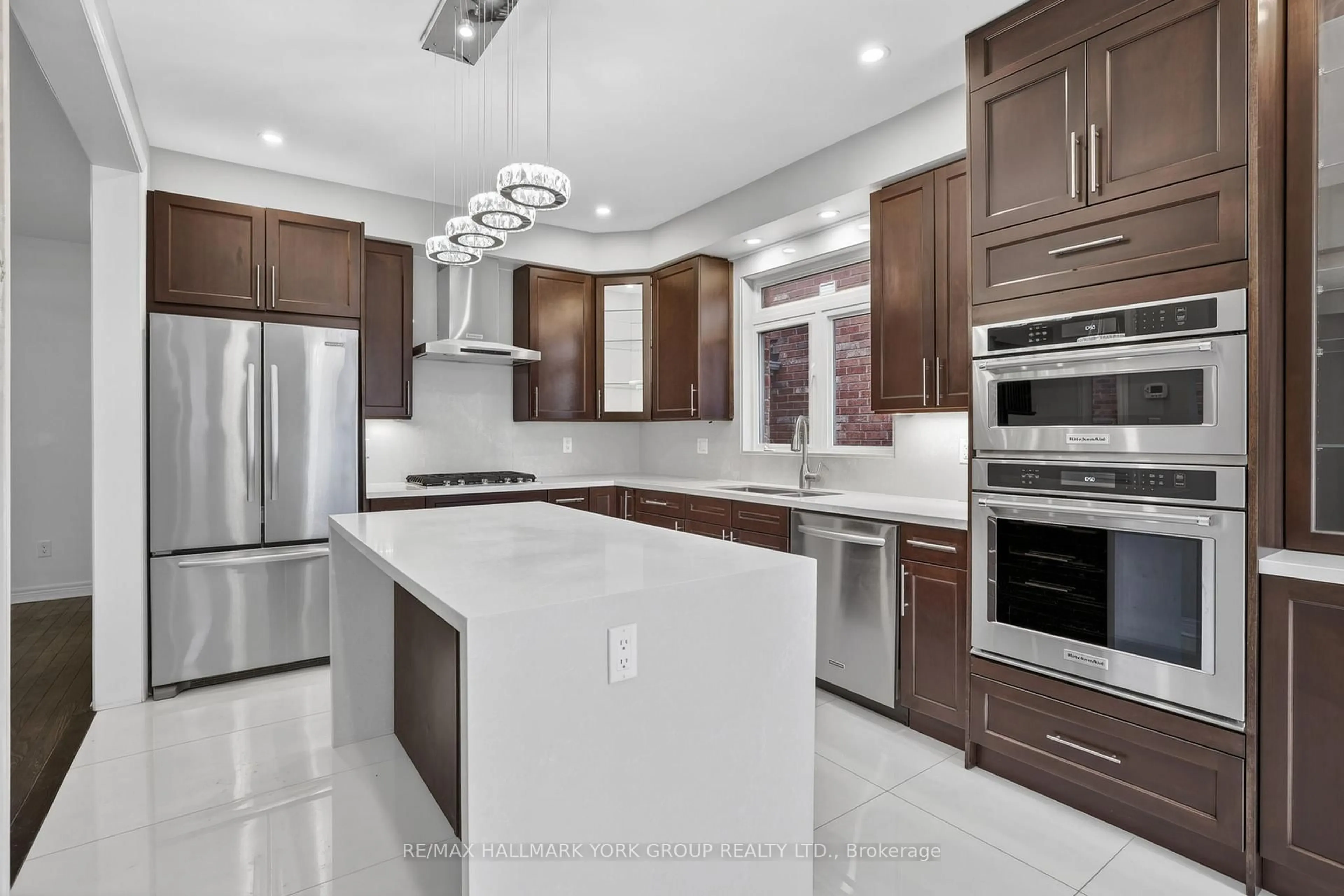 Contemporary kitchen, ceramic/tile floor for 35 Amberwing Landing, Bradford West Gwillimbury Ontario L3Z 0H9